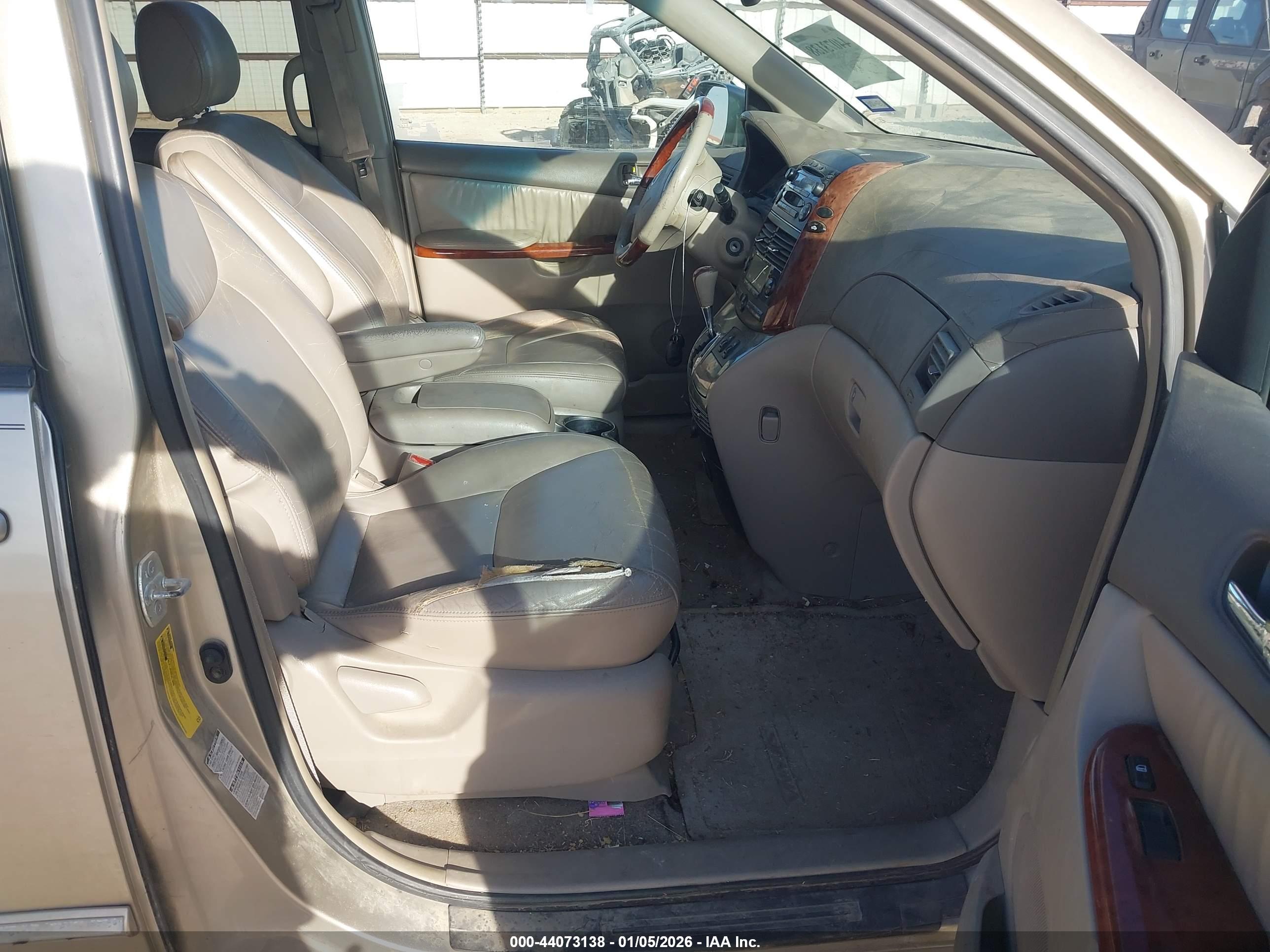 TOYOTA SIENNA image 5