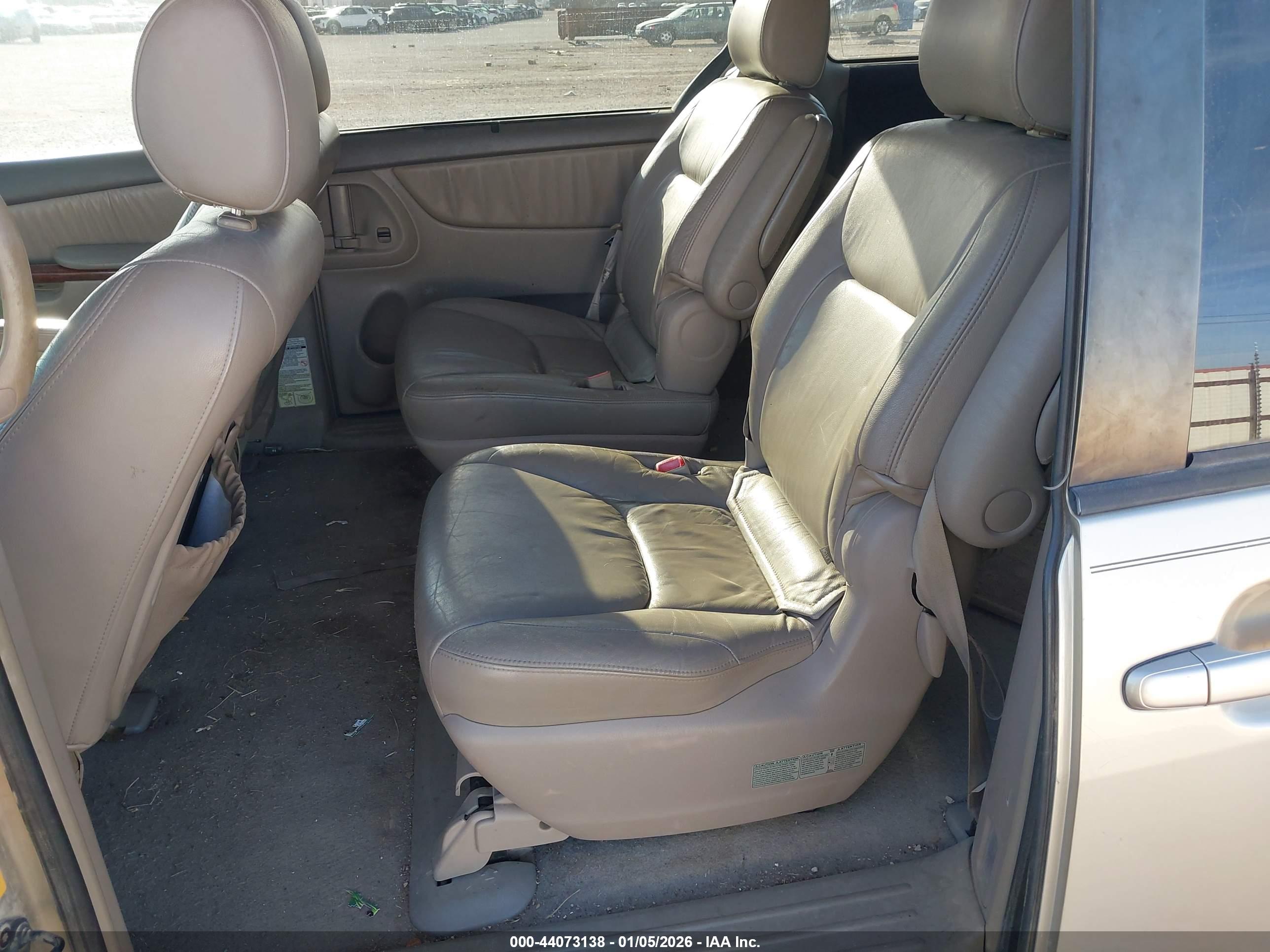 TOYOTA SIENNA image 8