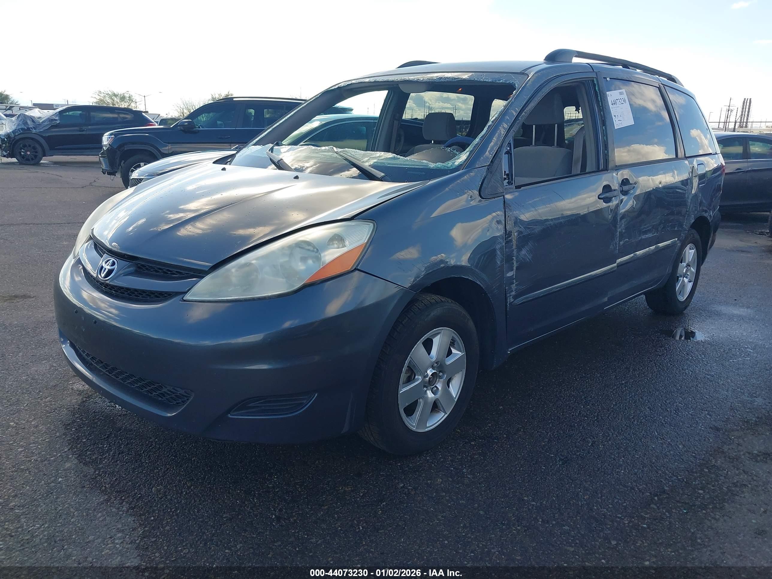 TOYOTA SIENNA image 2
