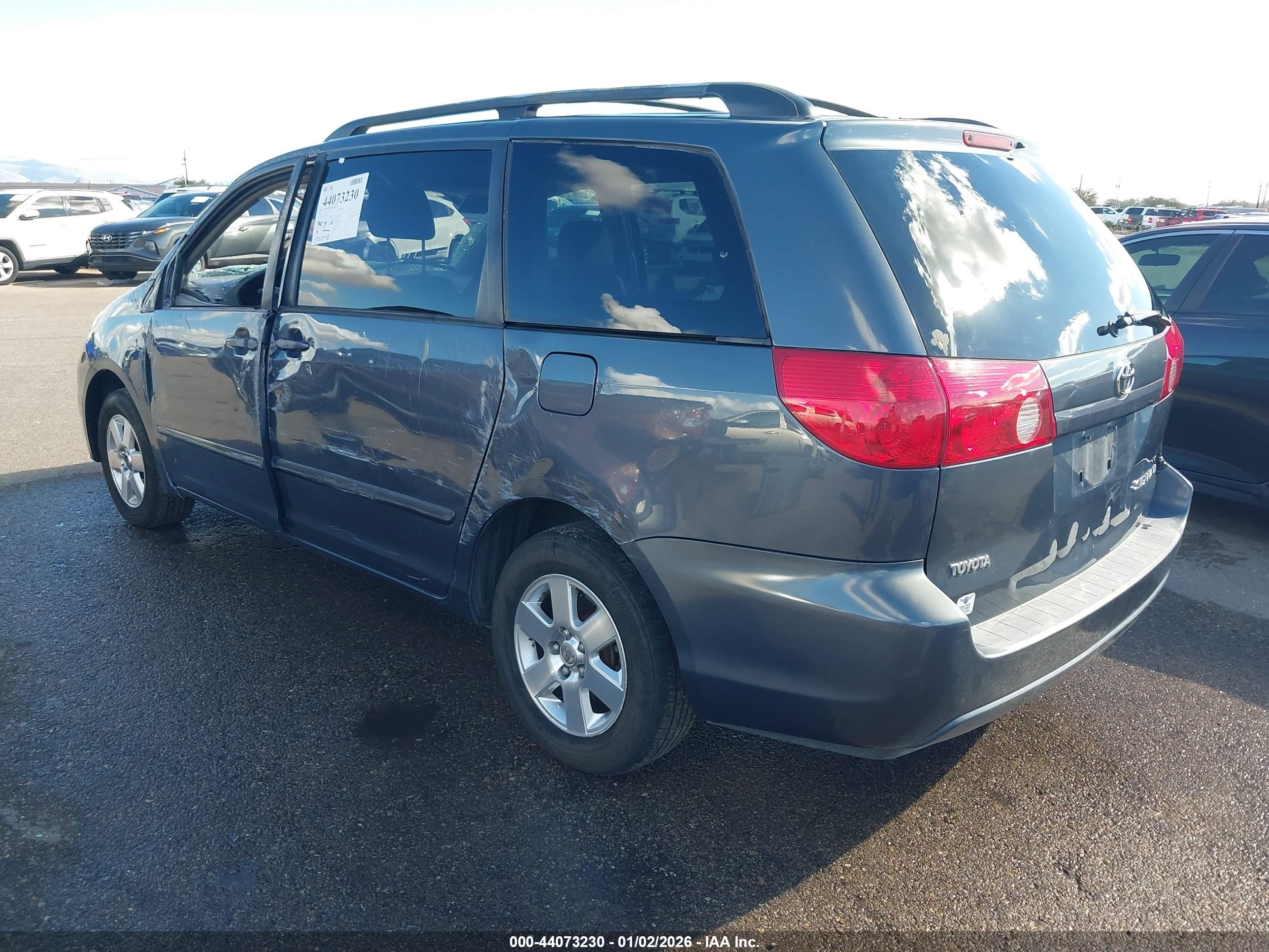TOYOTA SIENNA image 3