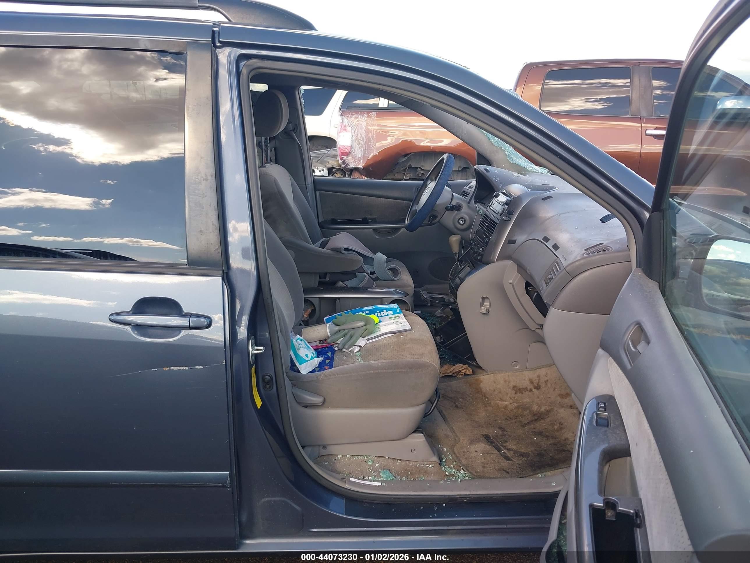 TOYOTA SIENNA image 5
