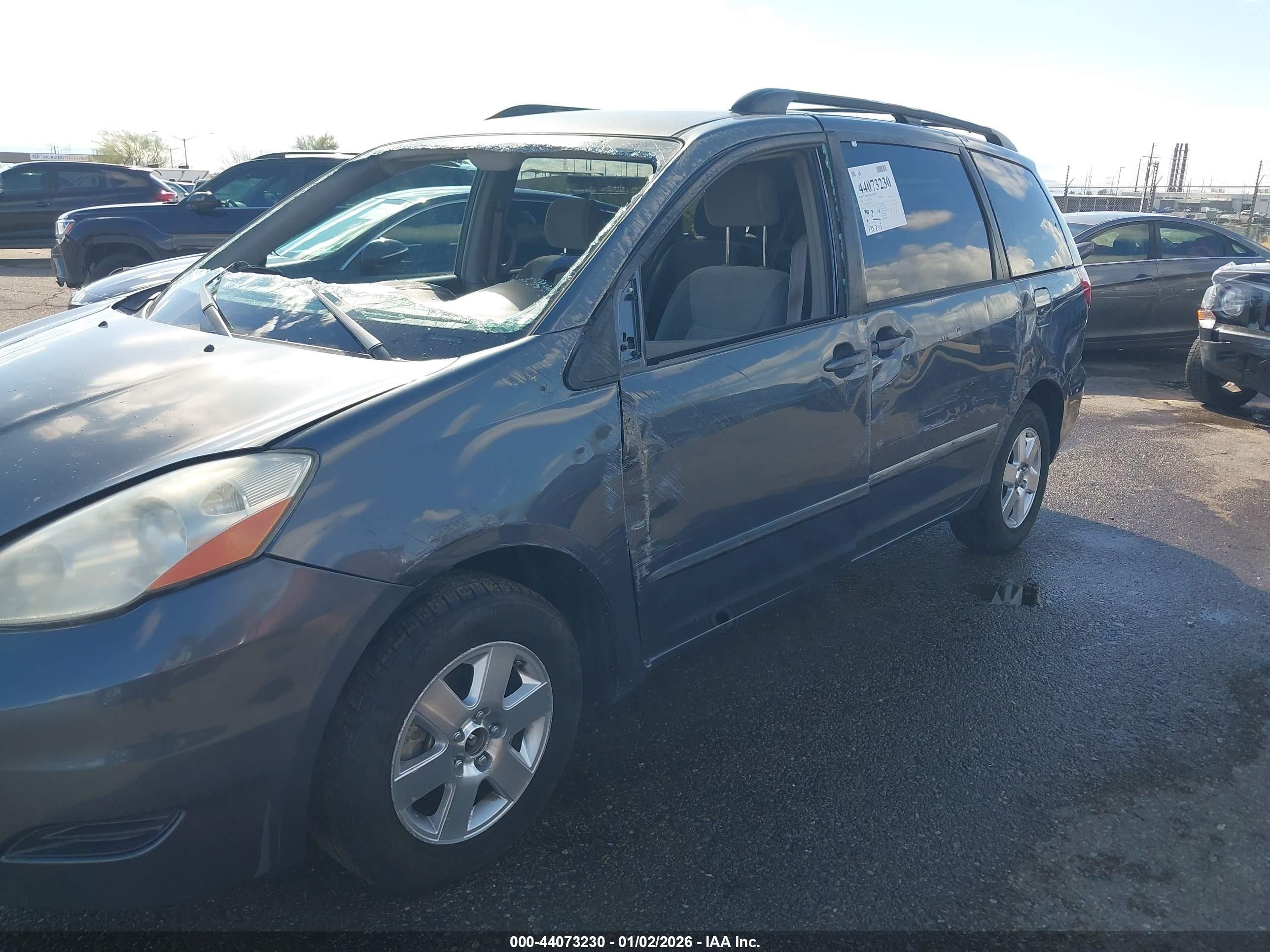 TOYOTA SIENNA image 6
