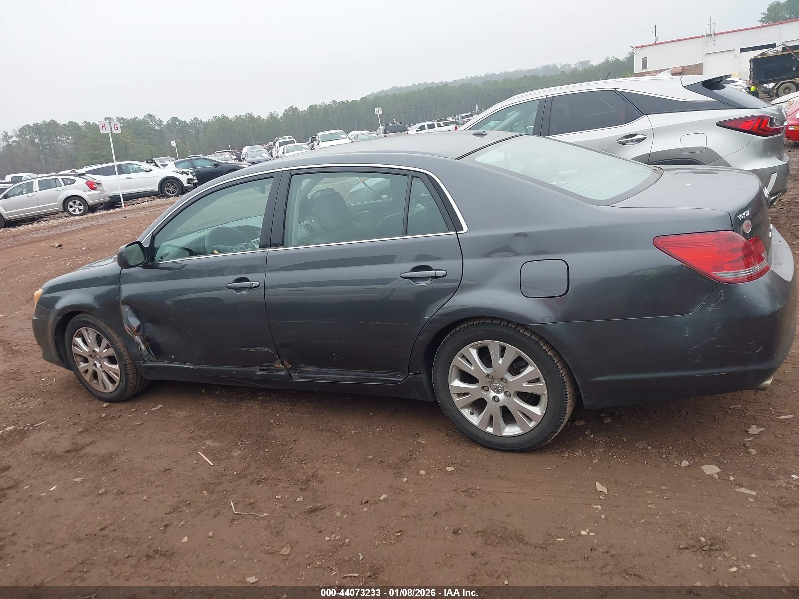 TOYOTA AVALON image 6