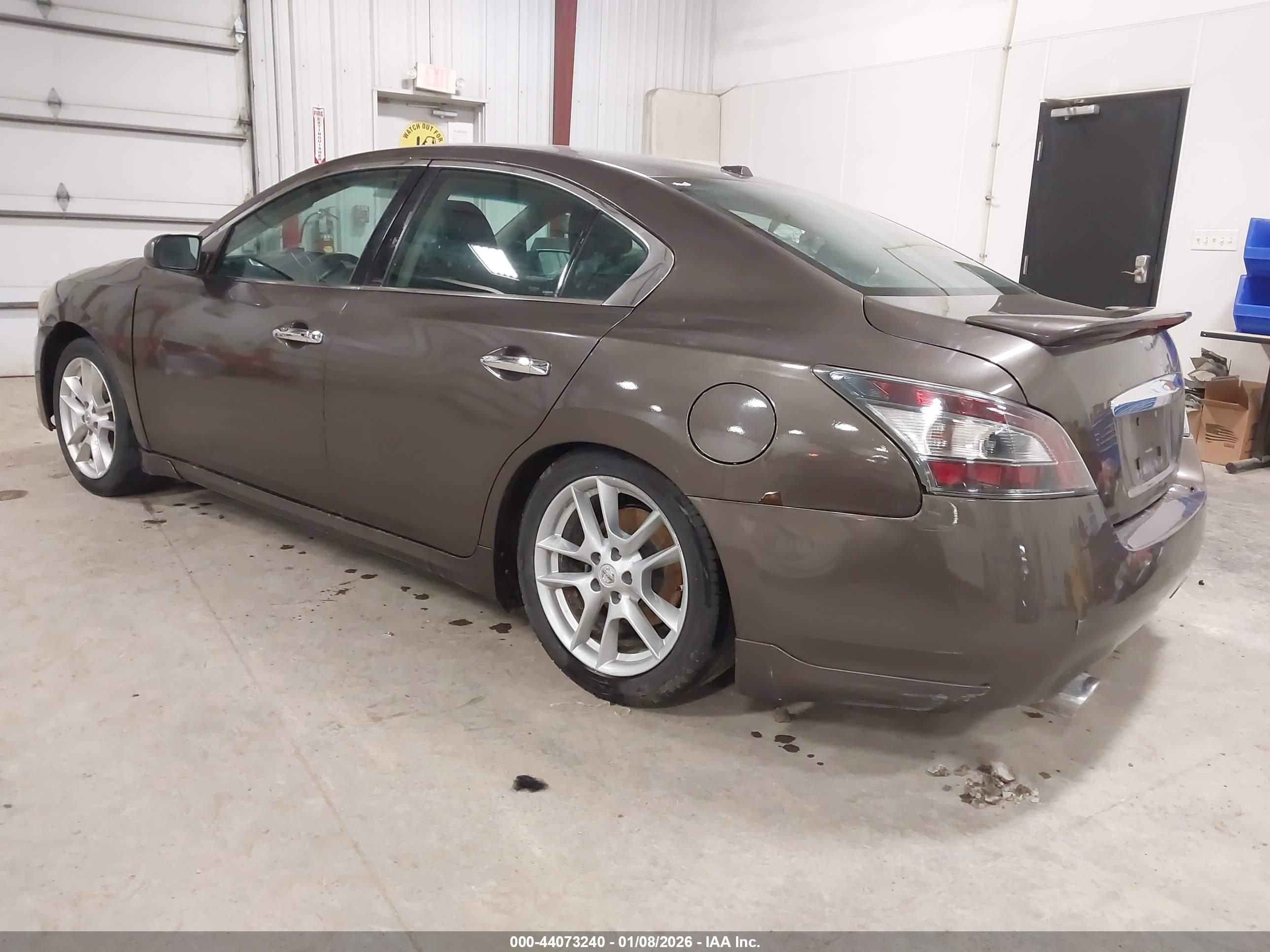 NISSAN MAXIMA image 3