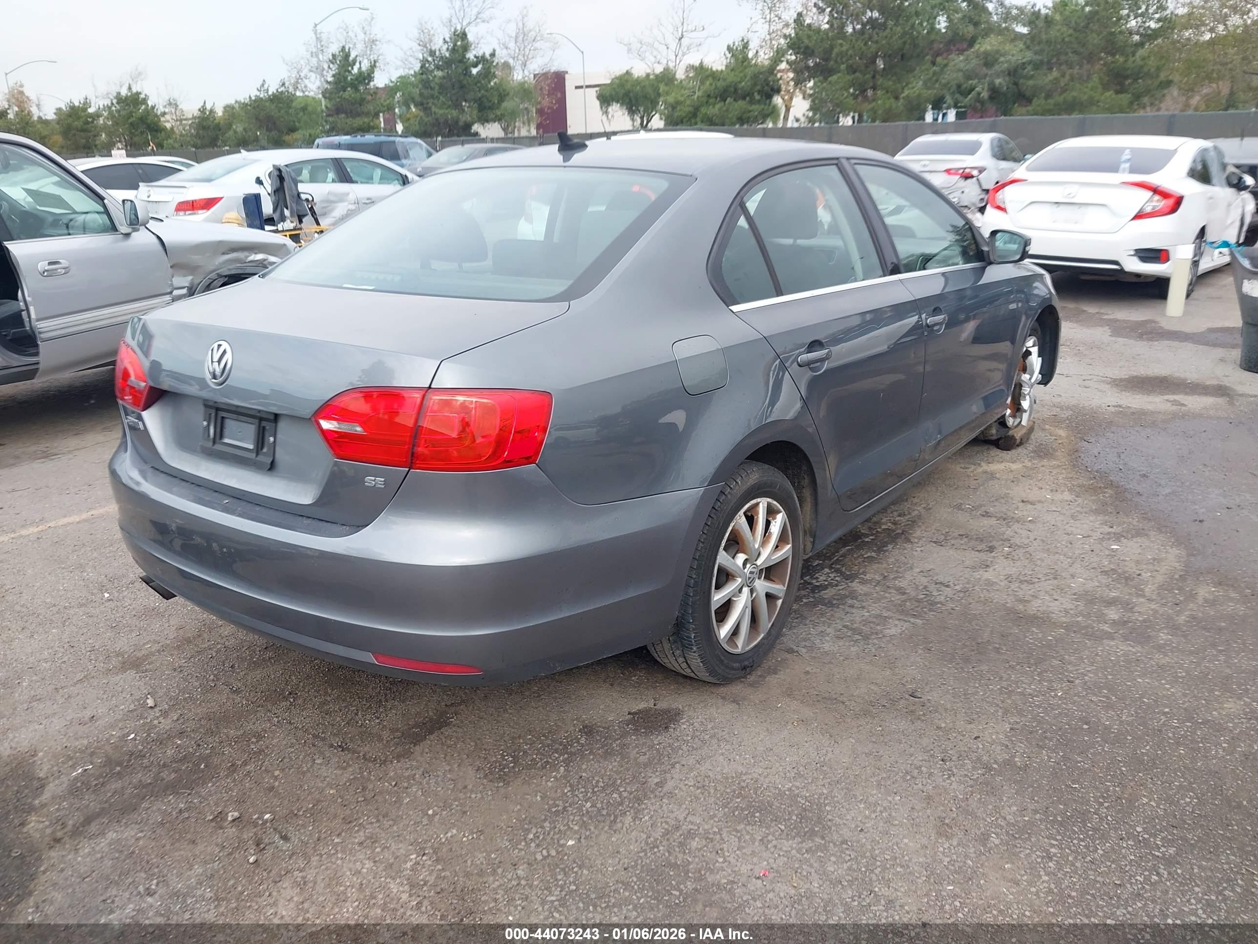 VOLKSWAGEN JETTA image 4
