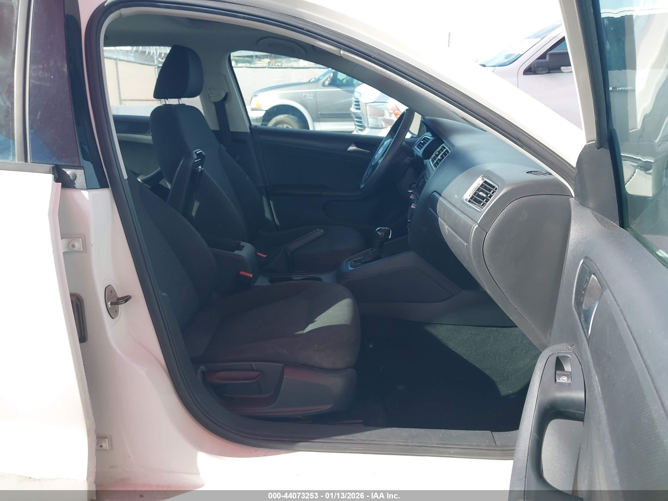 VOLKSWAGEN JETTA image 5