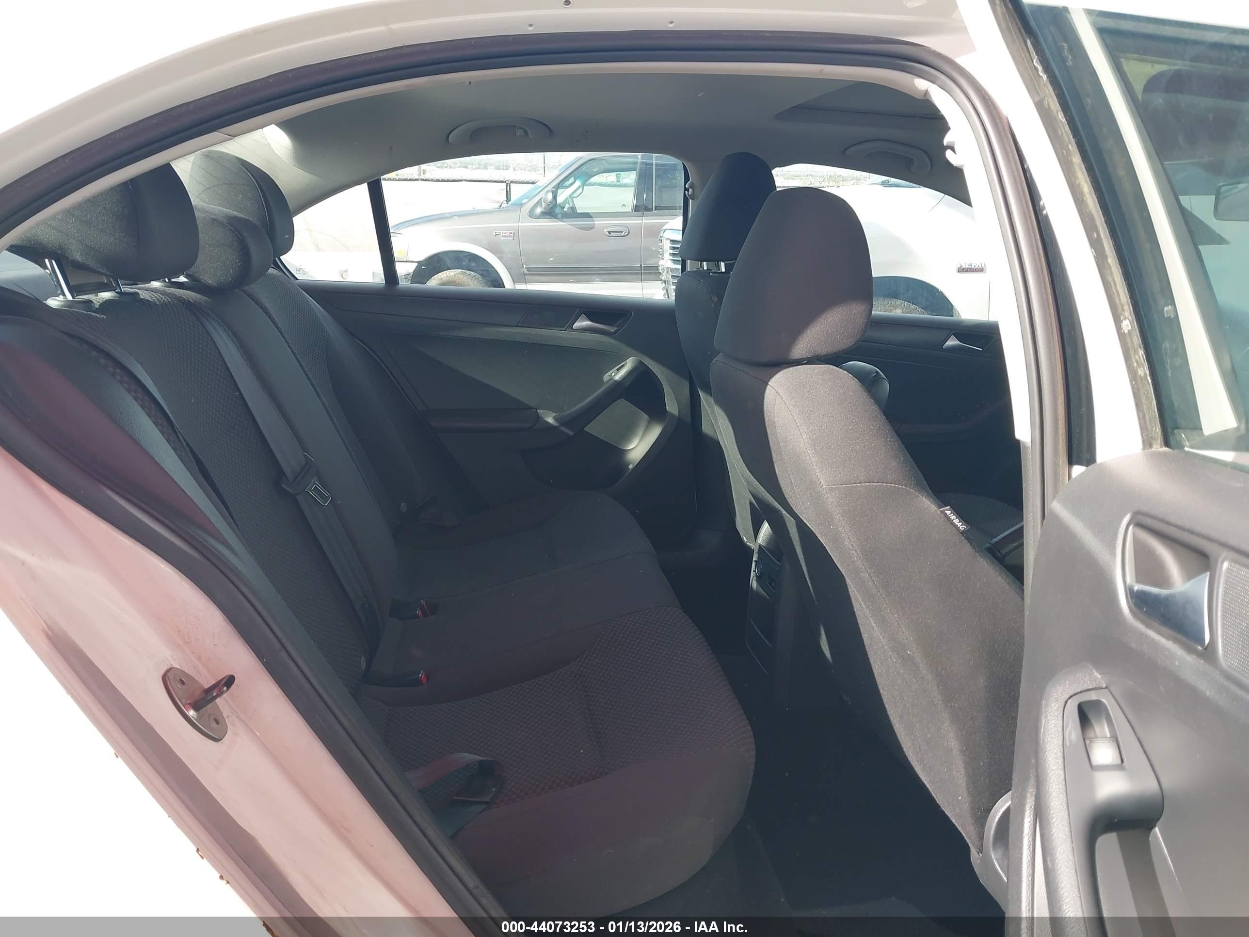 VOLKSWAGEN JETTA image 8