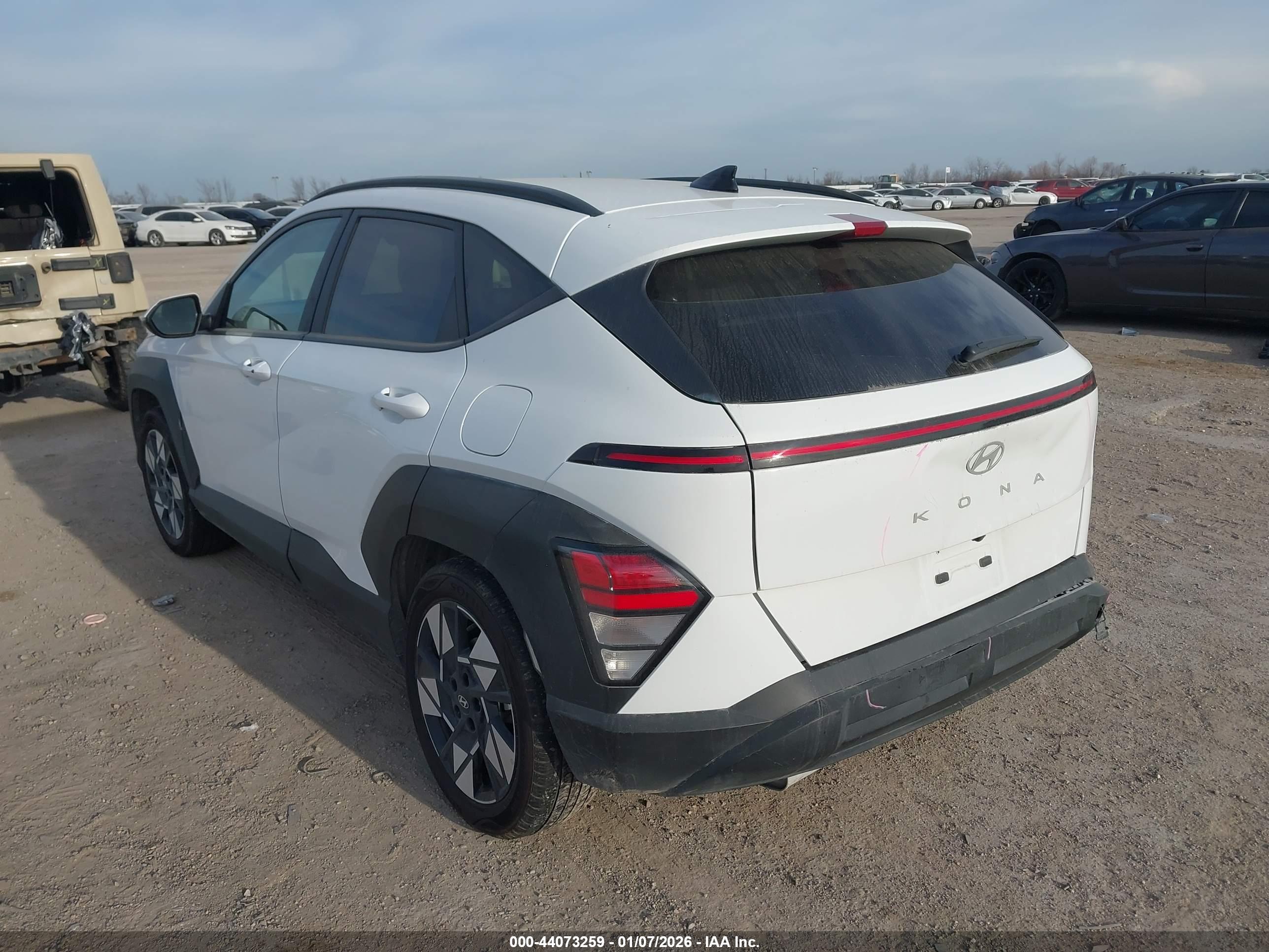 HYUNDAI KONA image 3