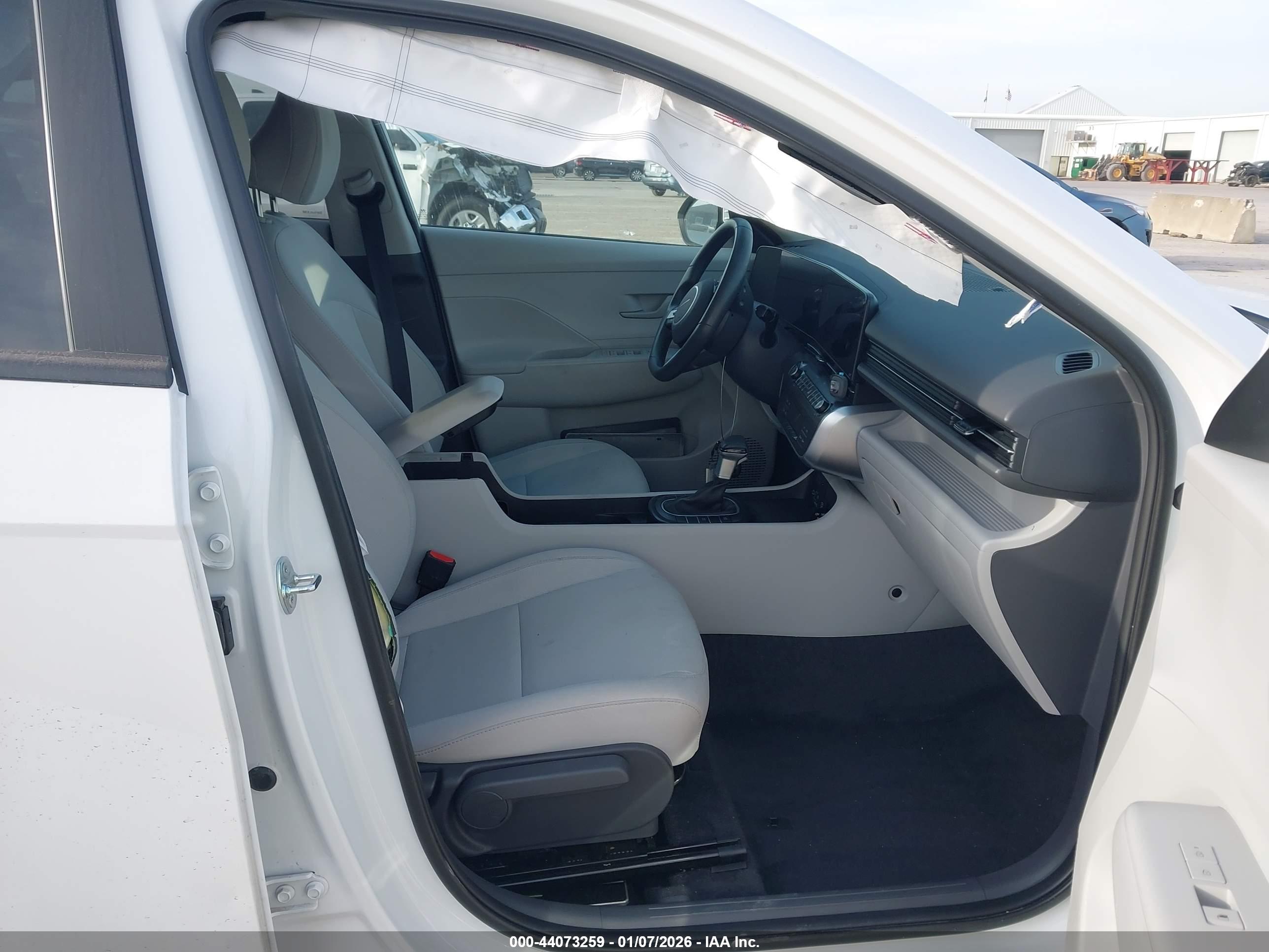 HYUNDAI KONA image 5