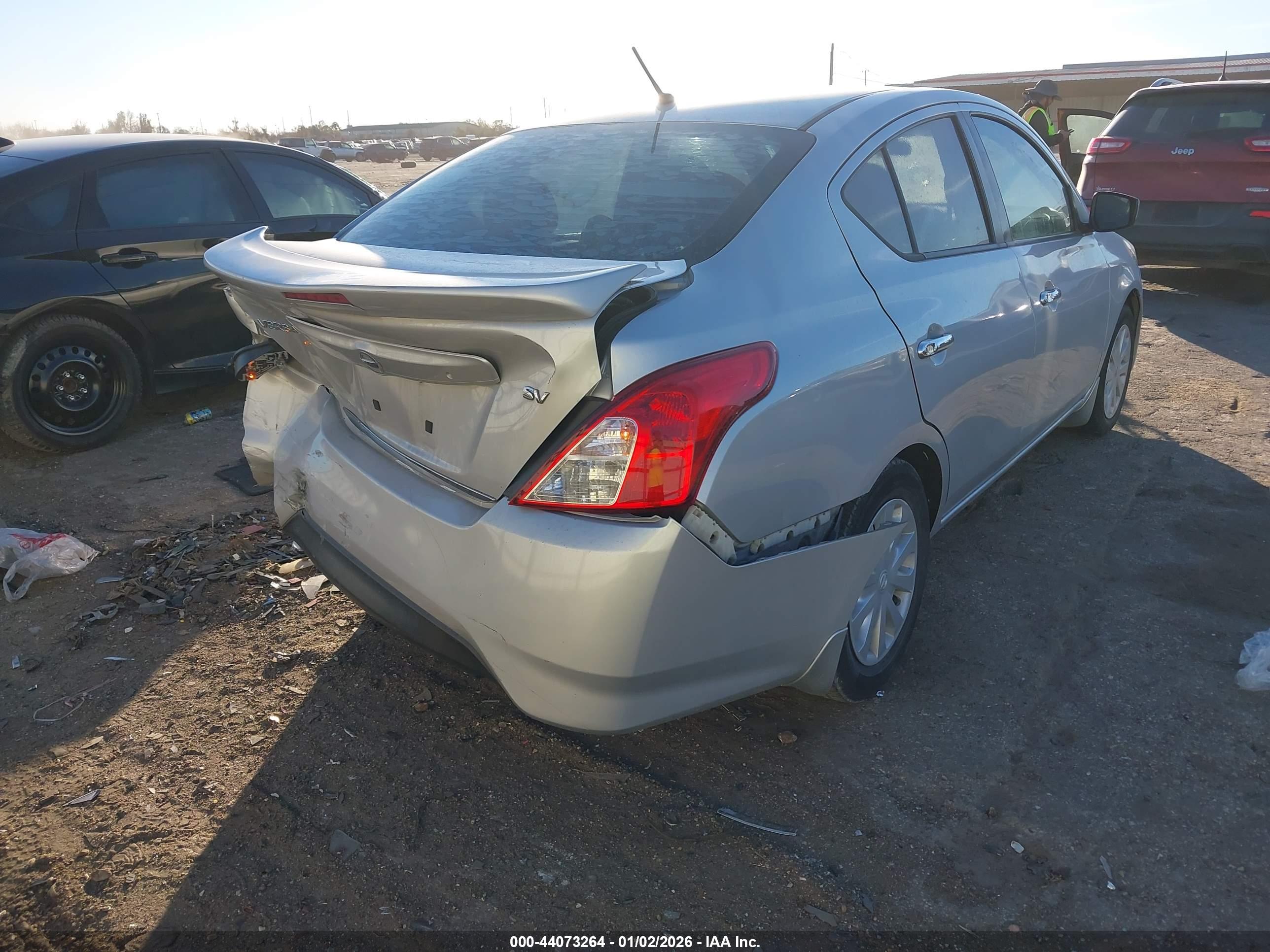 NISSAN VERSA image 4