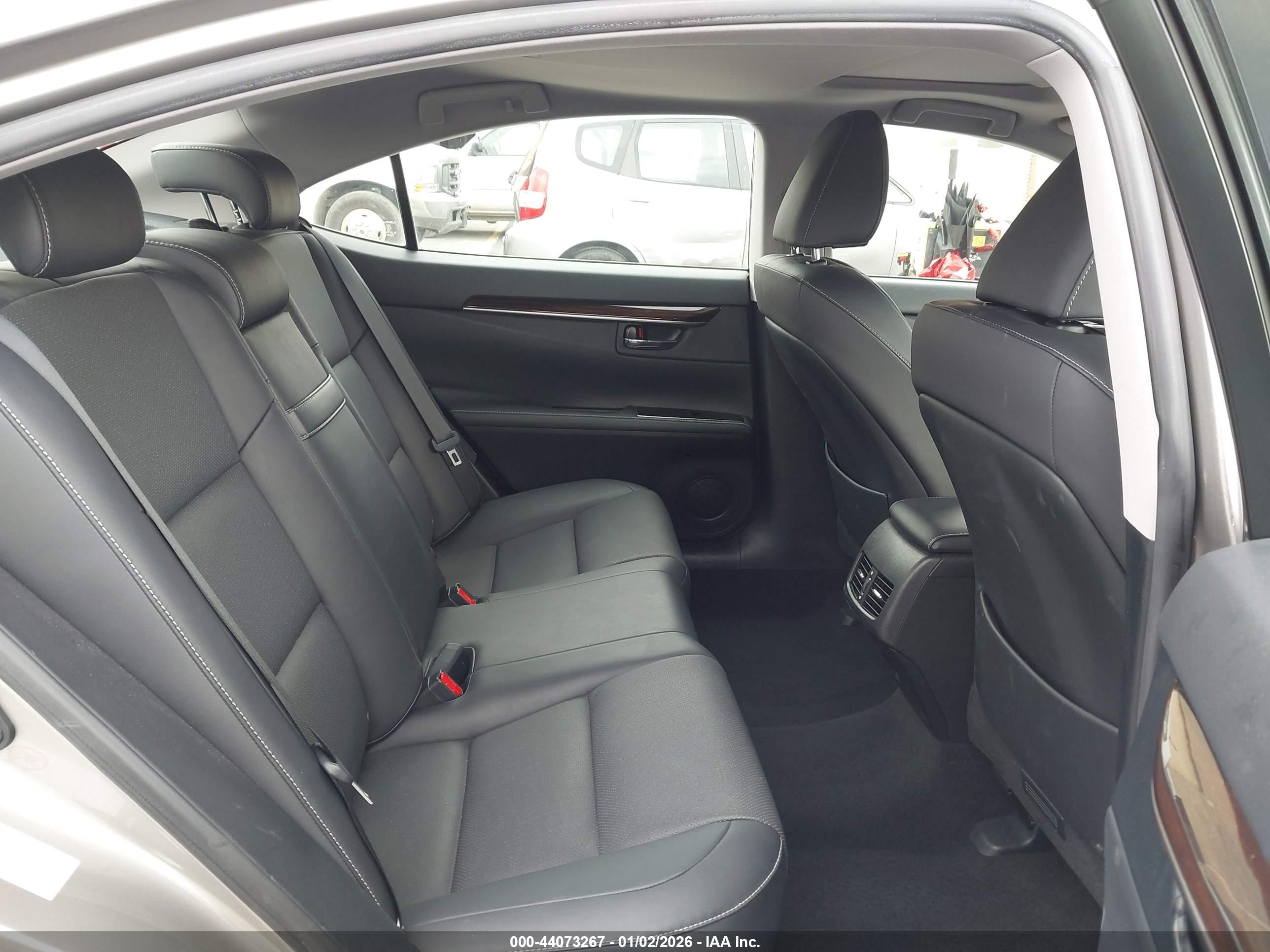 LEXUS ES image 8