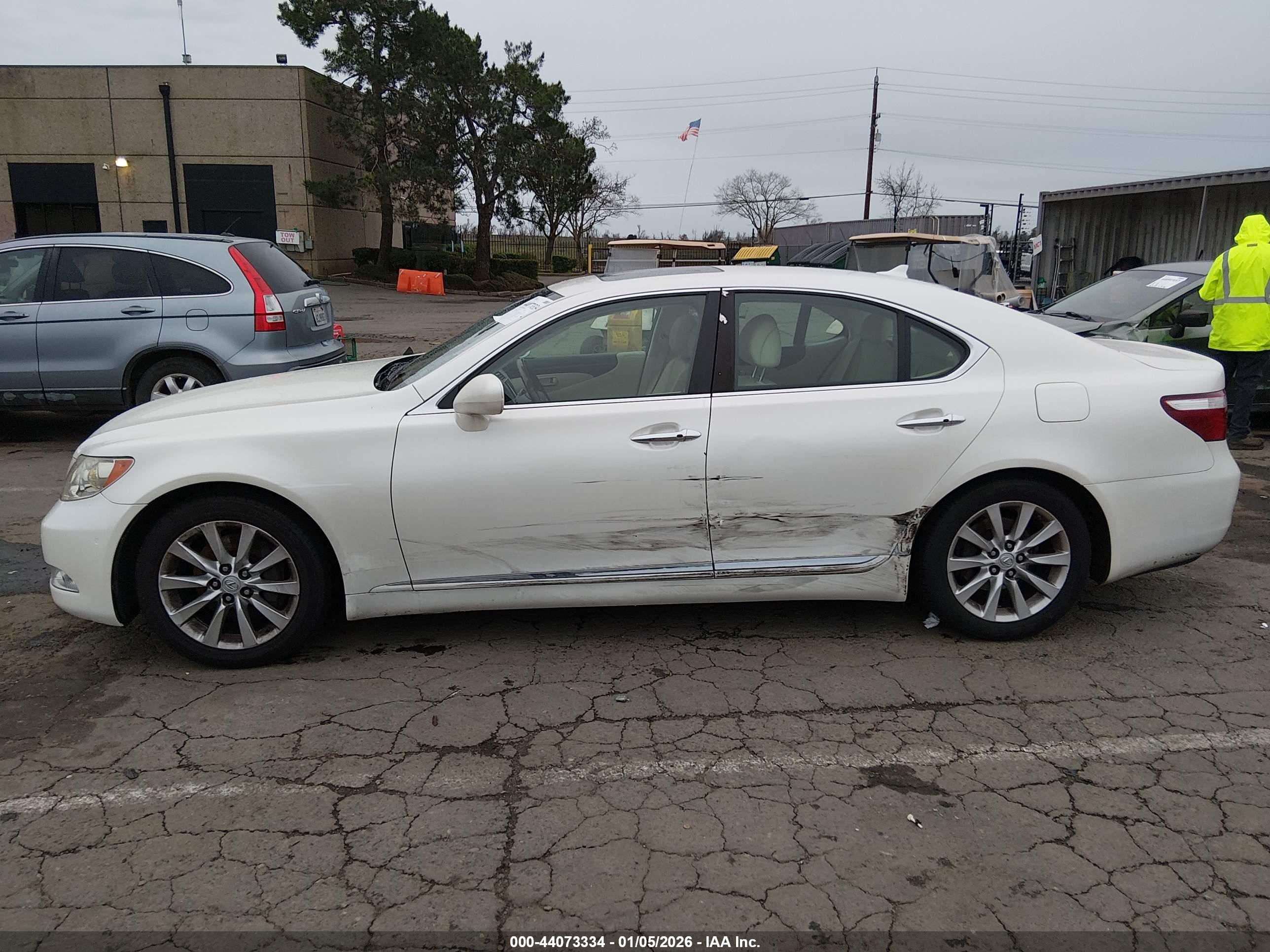 LEXUS LS image 6