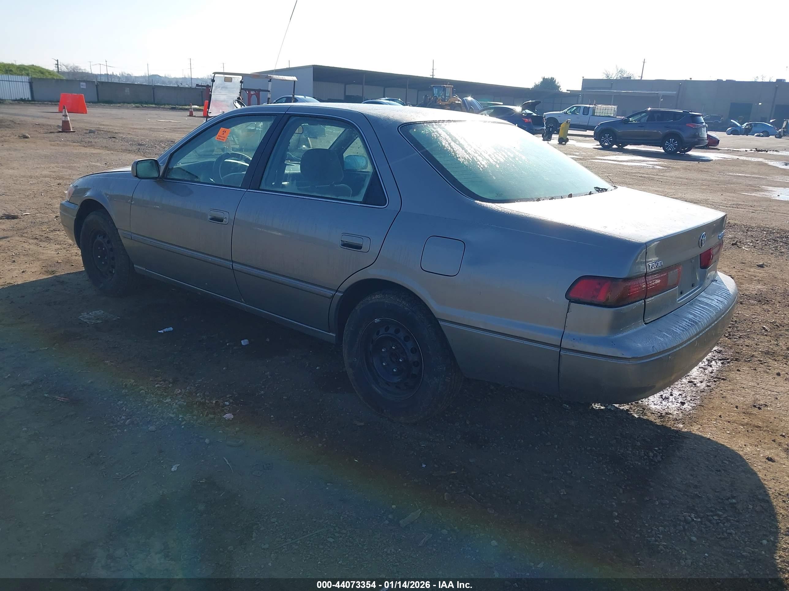 TOYOTA CAMRY image 3