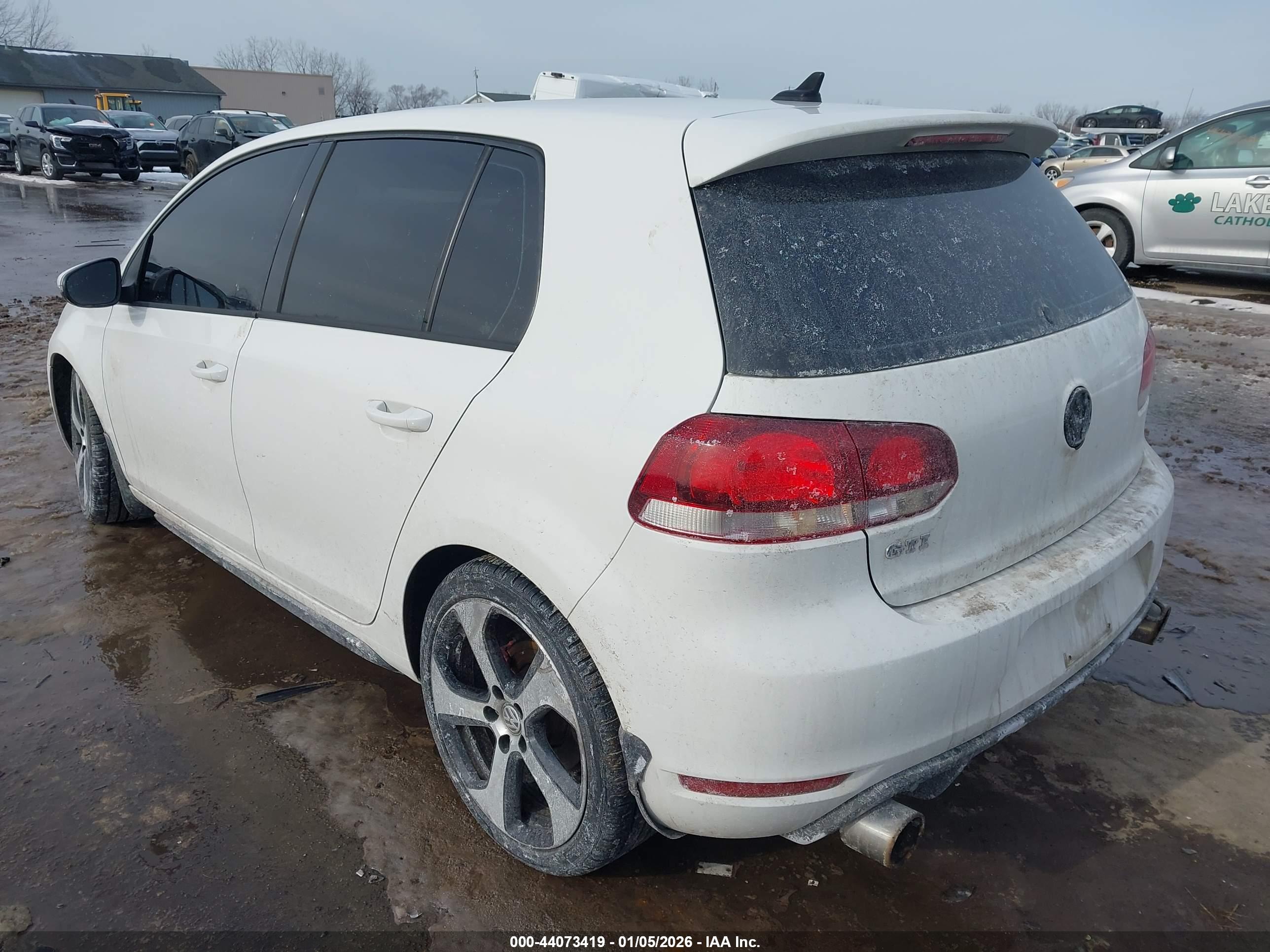 VOLKSWAGEN GTI image 3