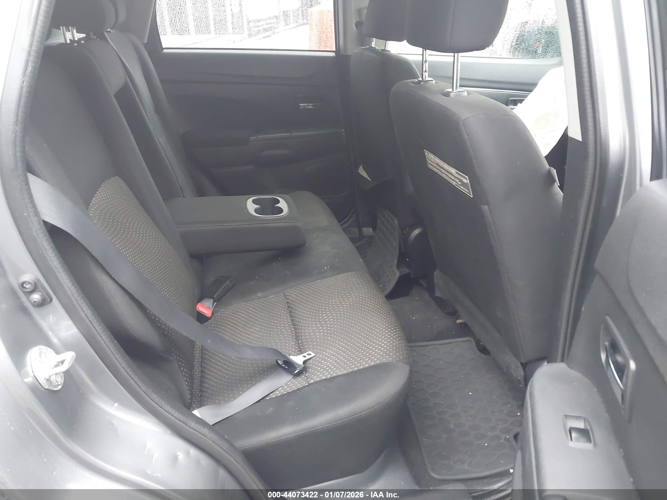 MITSUBISHI OUTLANDER image 8