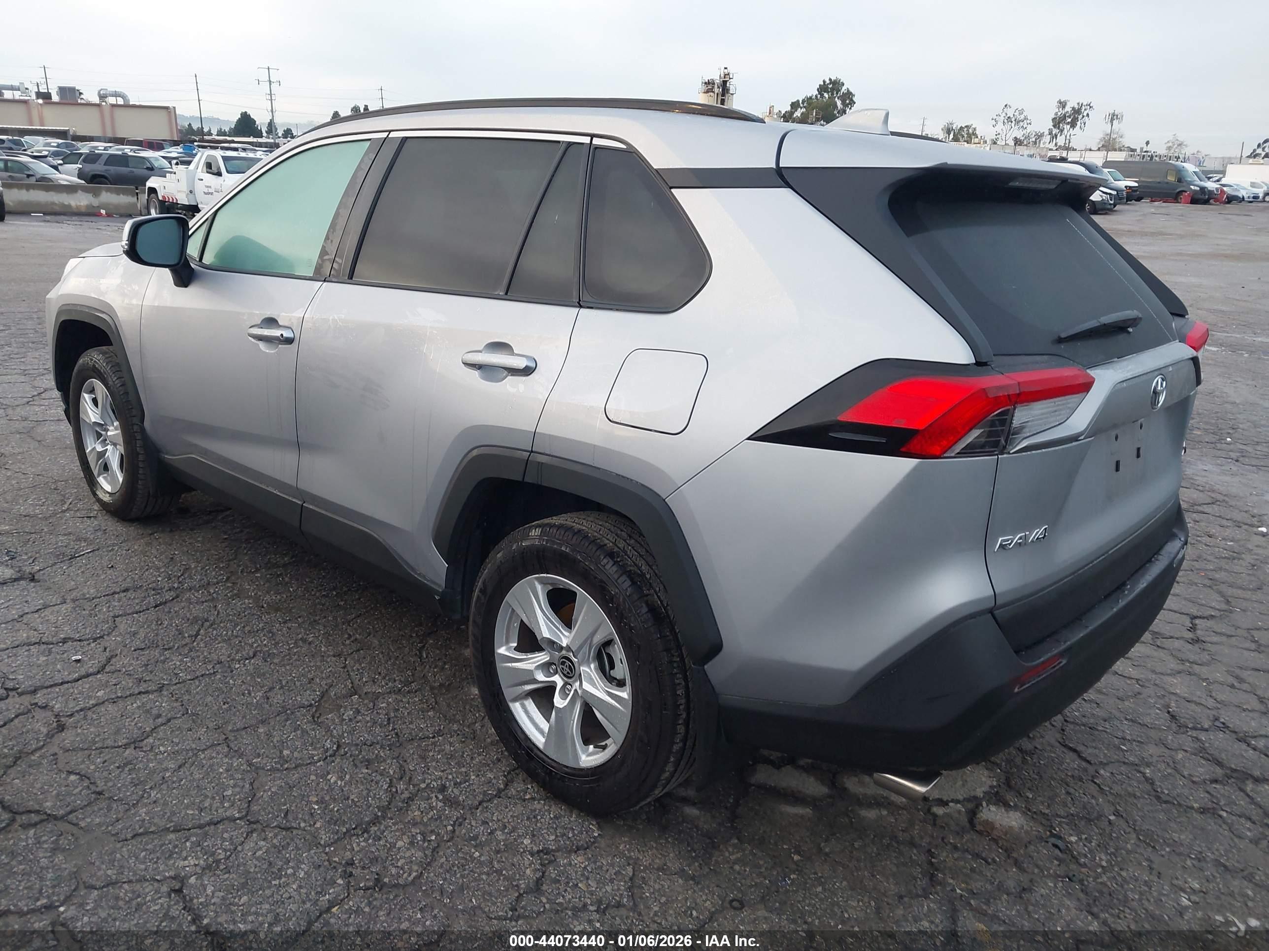 TOYOTA RAV4 image 3