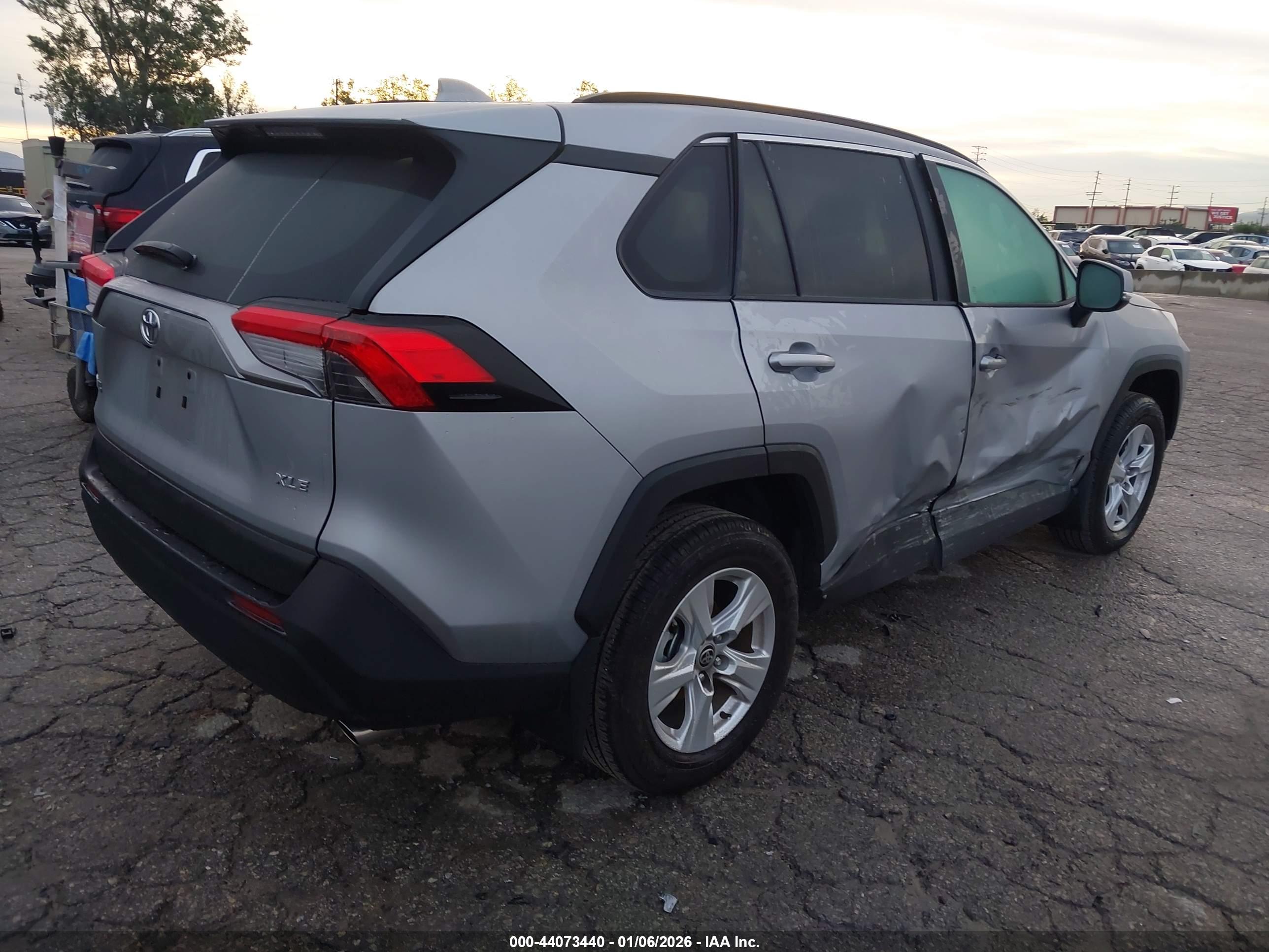 TOYOTA RAV4 image 4