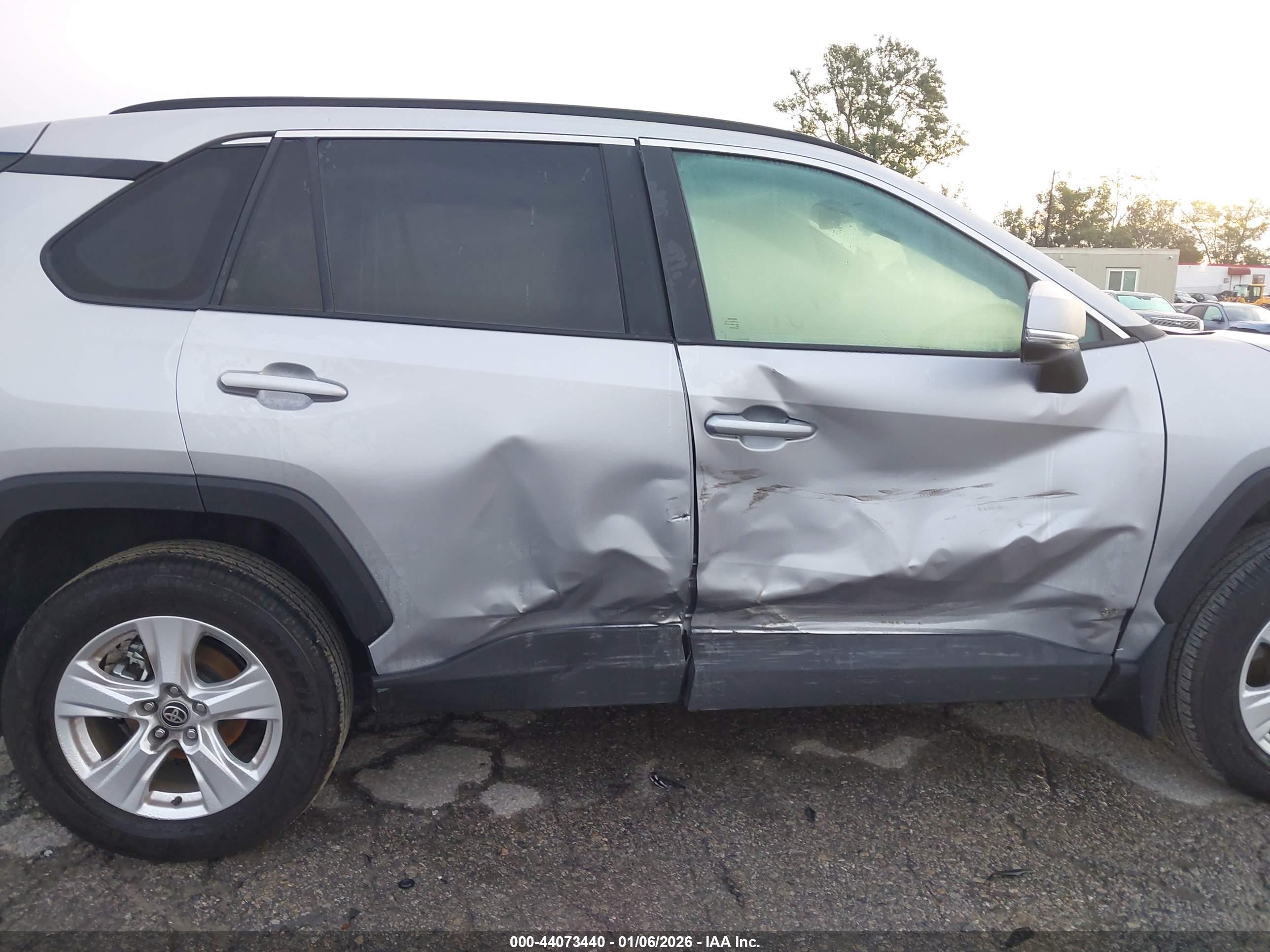 TOYOTA RAV4 image 6