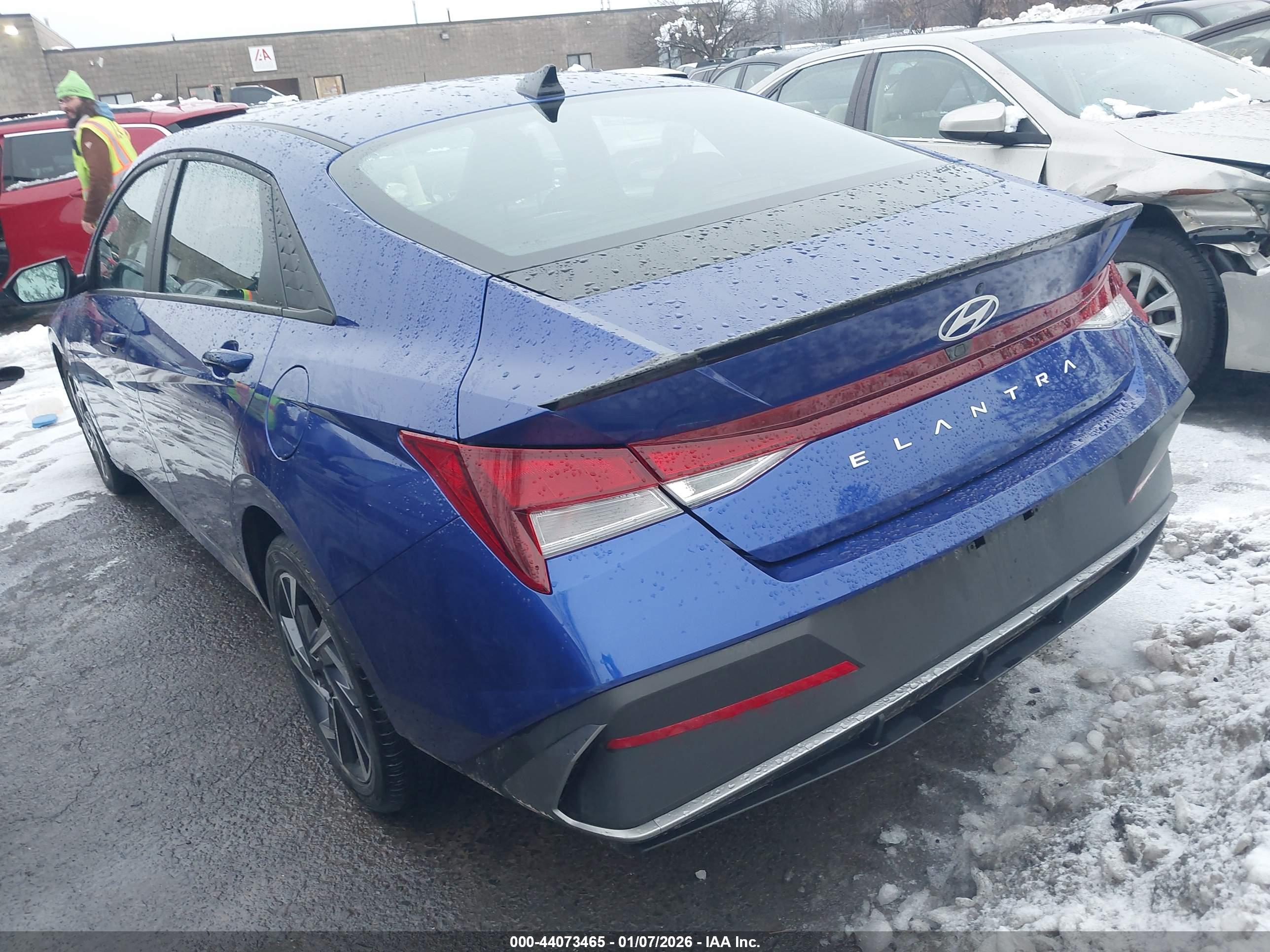 HYUNDAI ELANTRA image 3