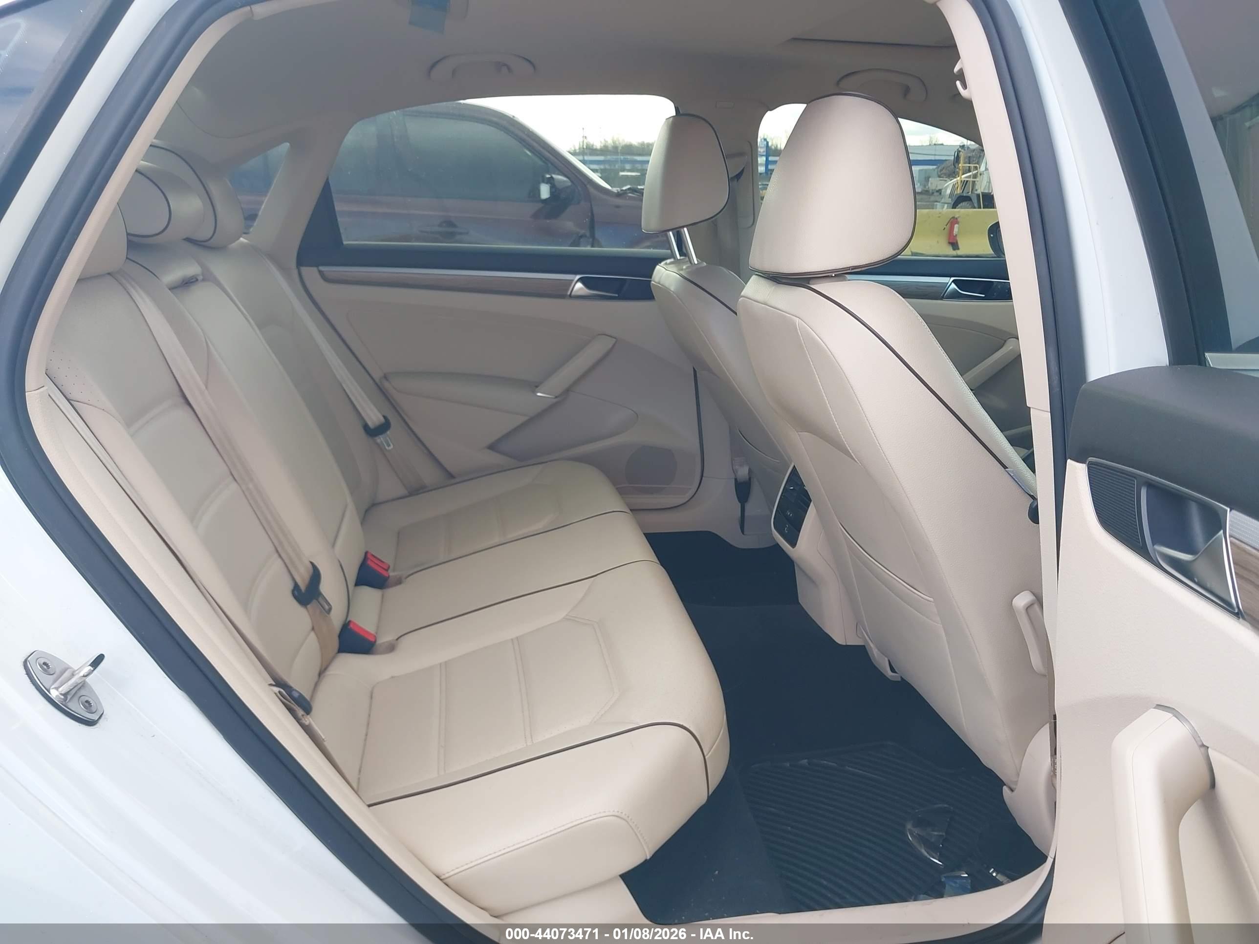 VOLKSWAGEN PASSAT image 8