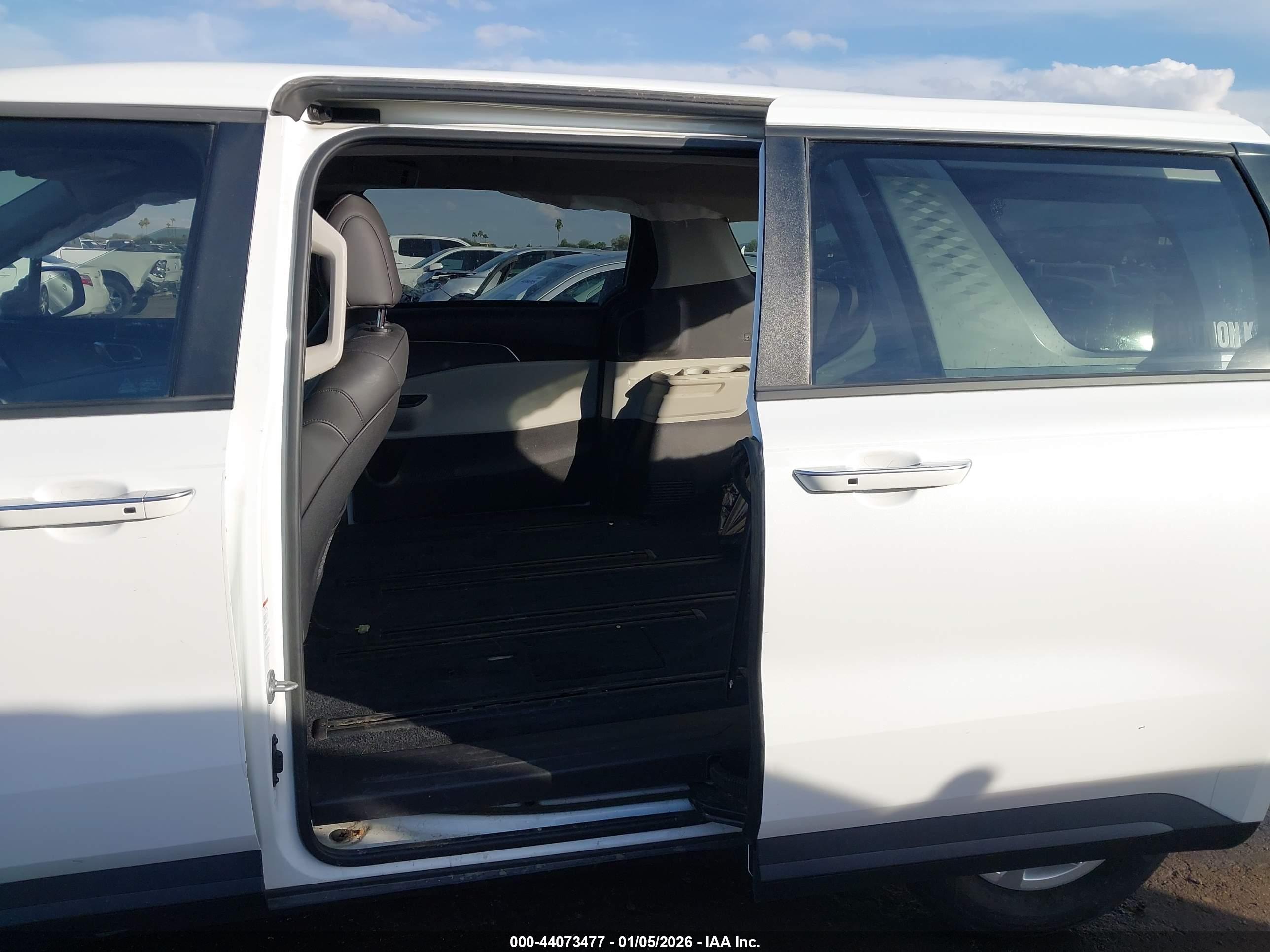 KIA CARNIVAL image 8