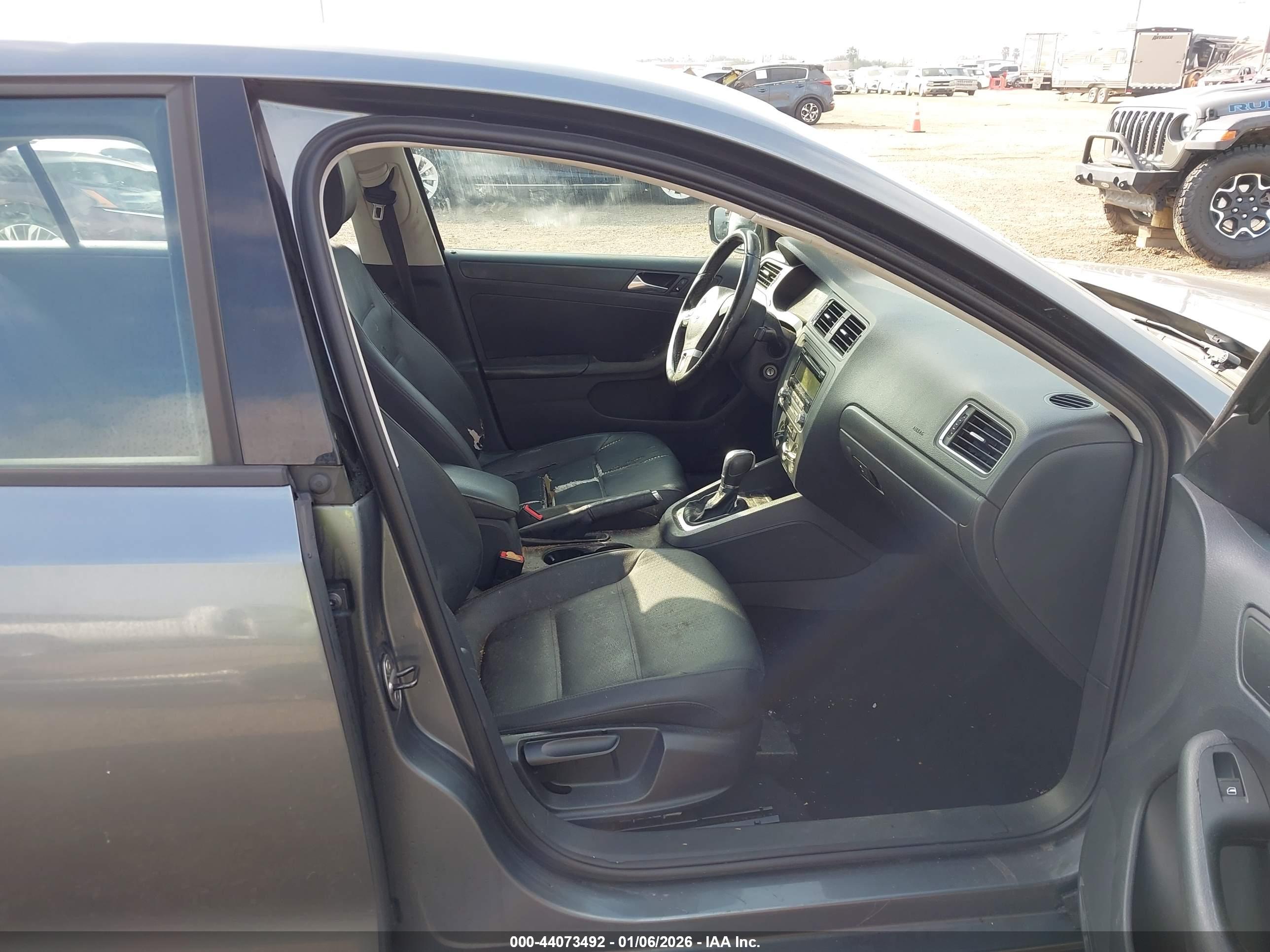 VOLKSWAGEN JETTA image 5