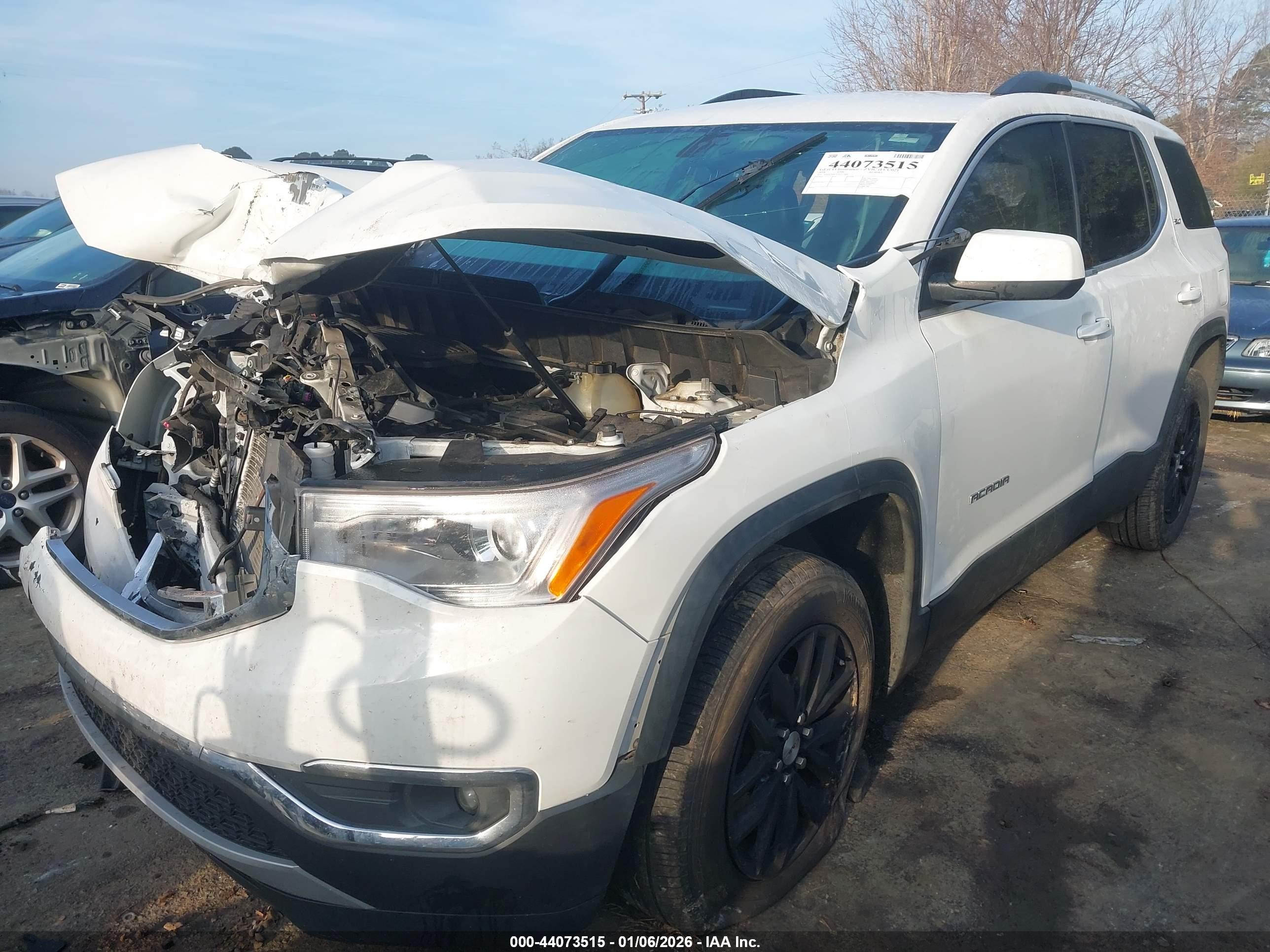 GMC ACADIA image 2