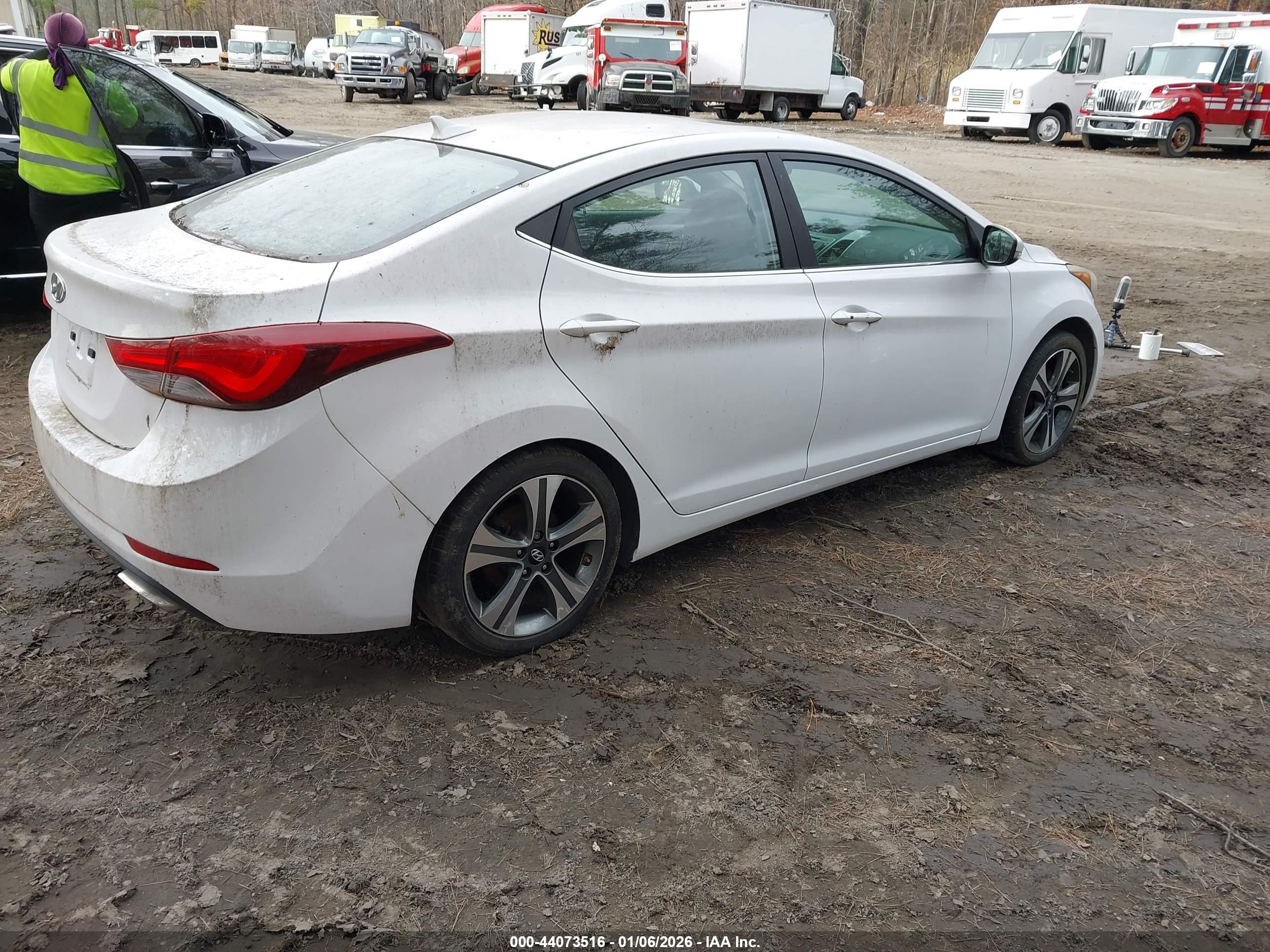 HYUNDAI ELANTRA image 4