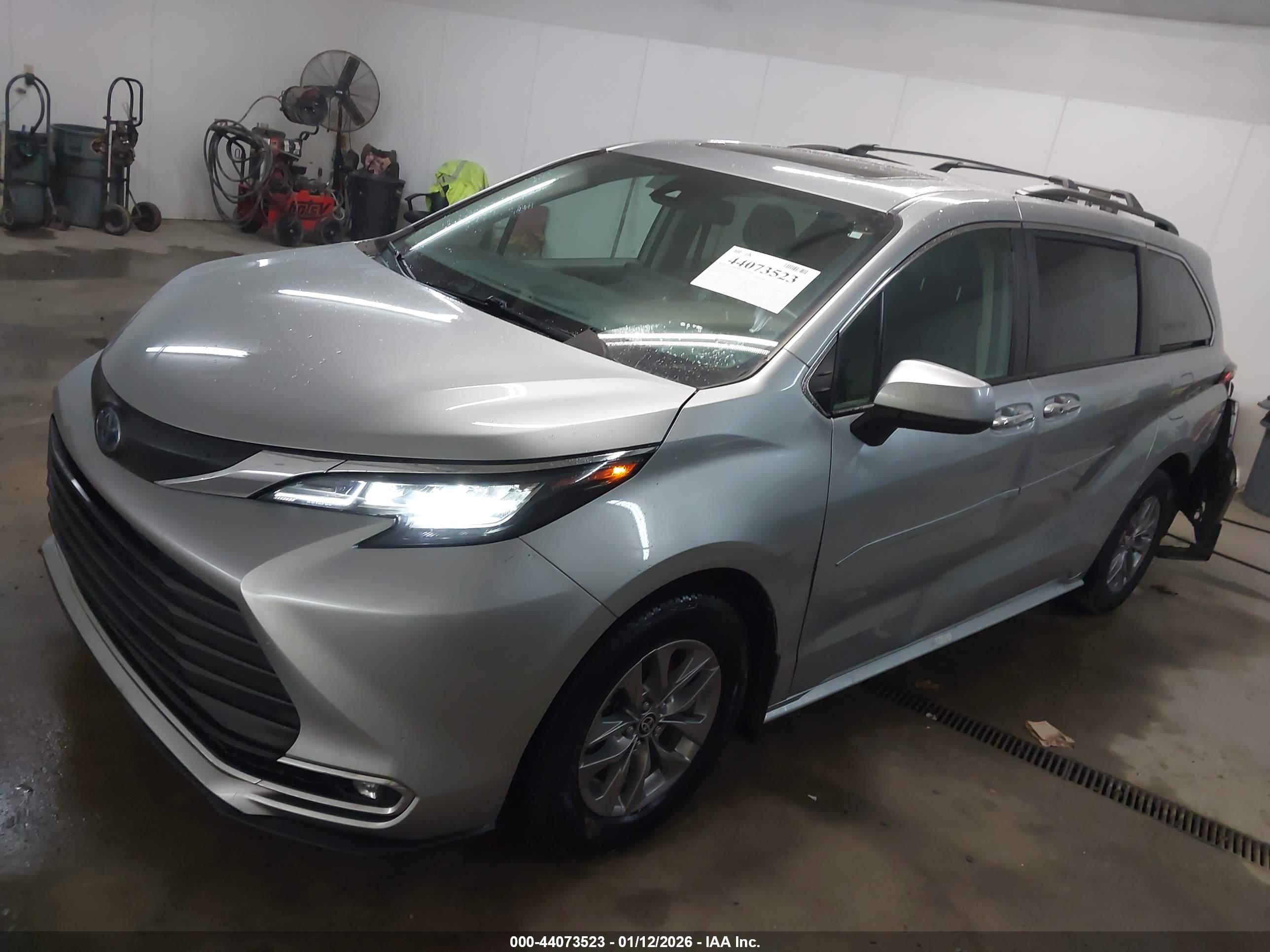 TOYOTA SIENNA image 2