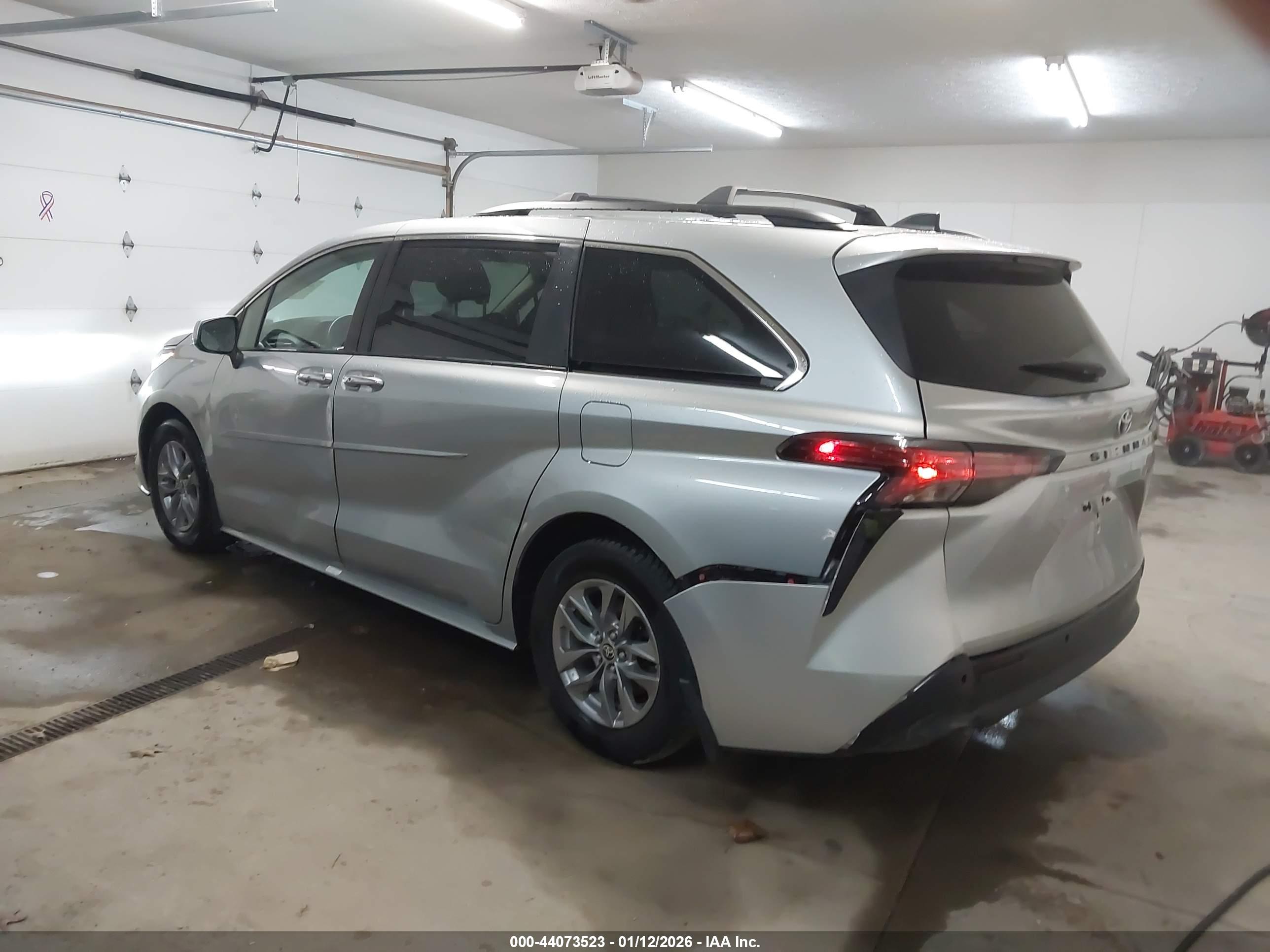 TOYOTA SIENNA image 3