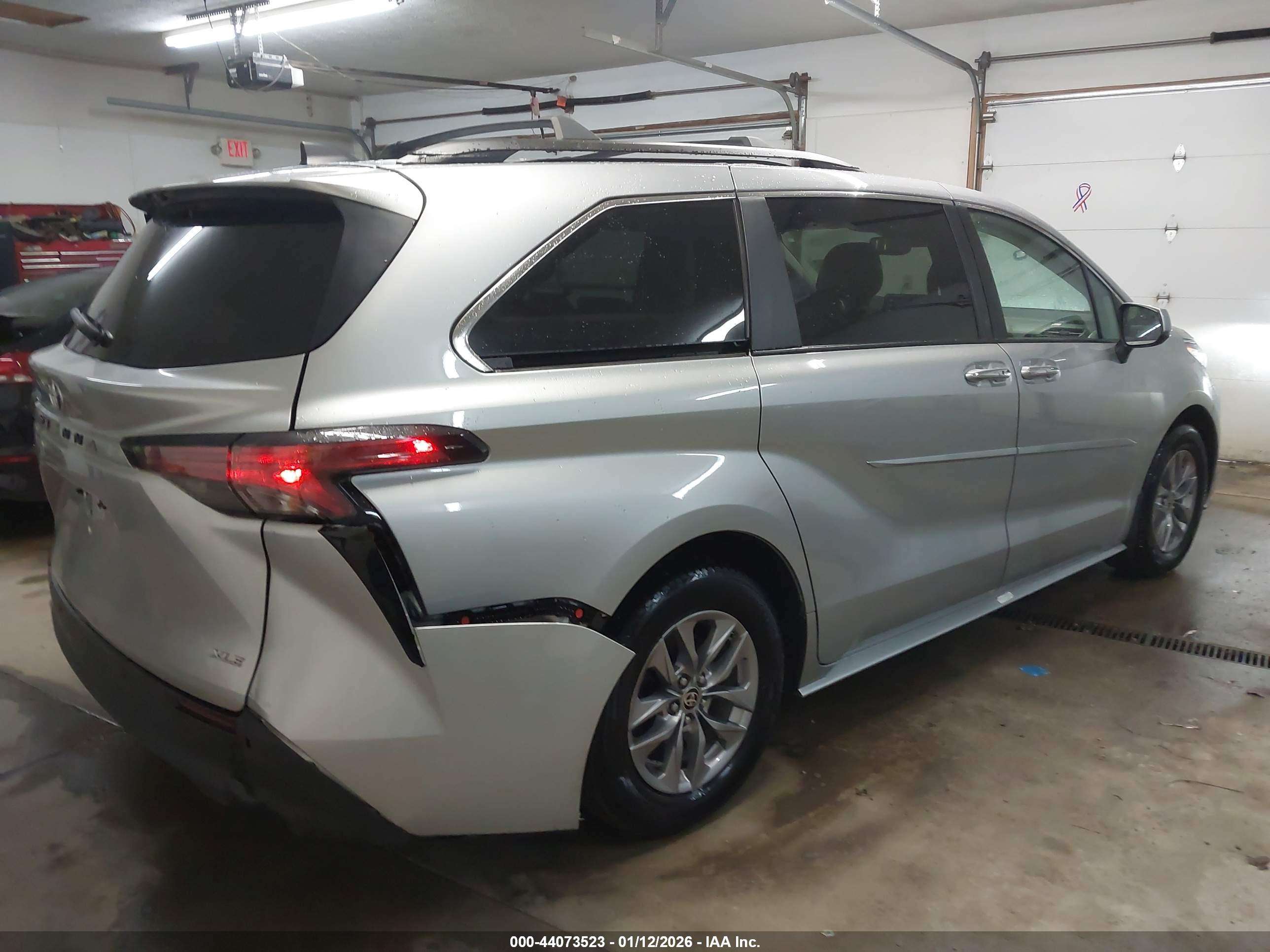 TOYOTA SIENNA image 4