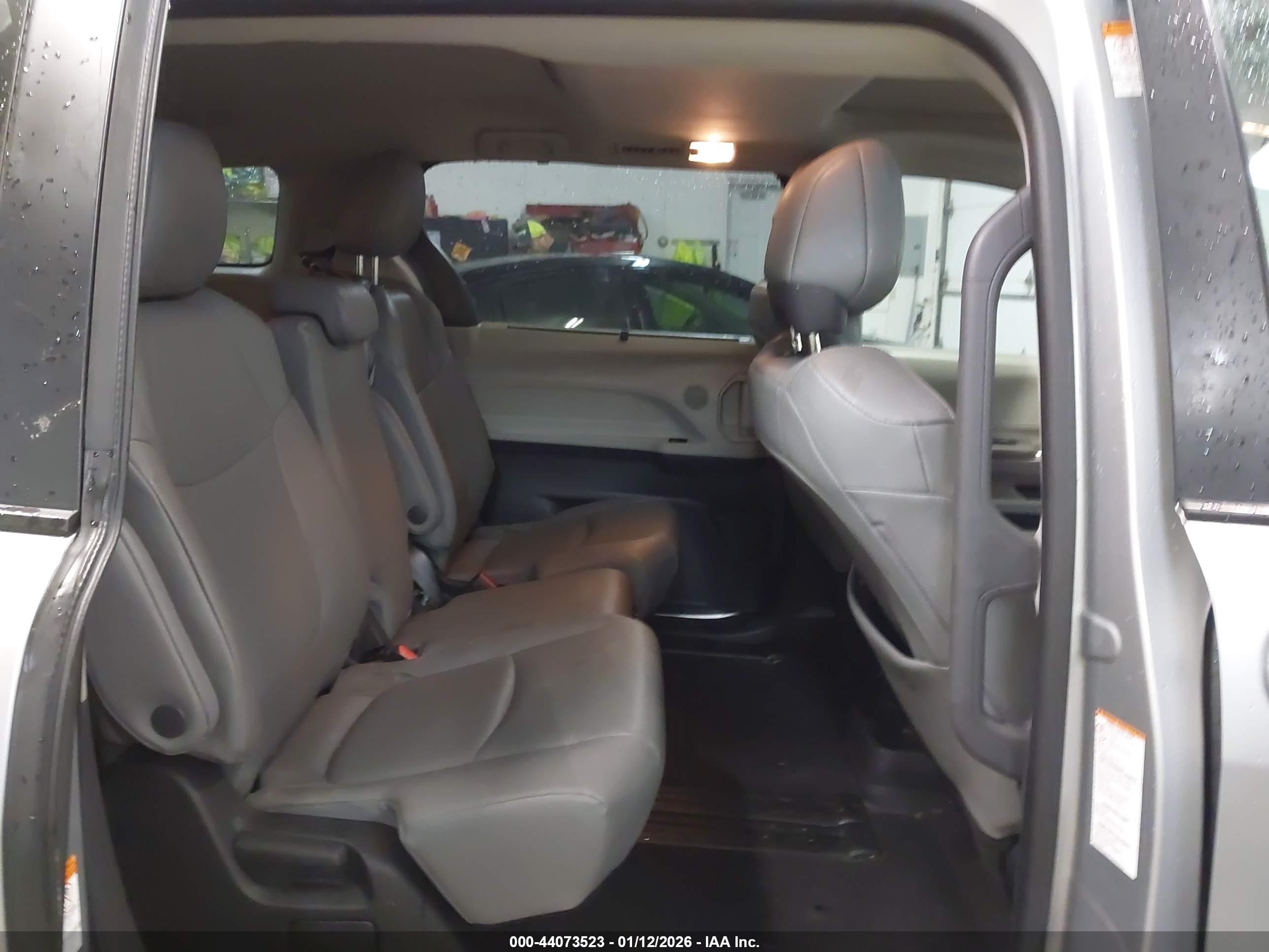 TOYOTA SIENNA image 8