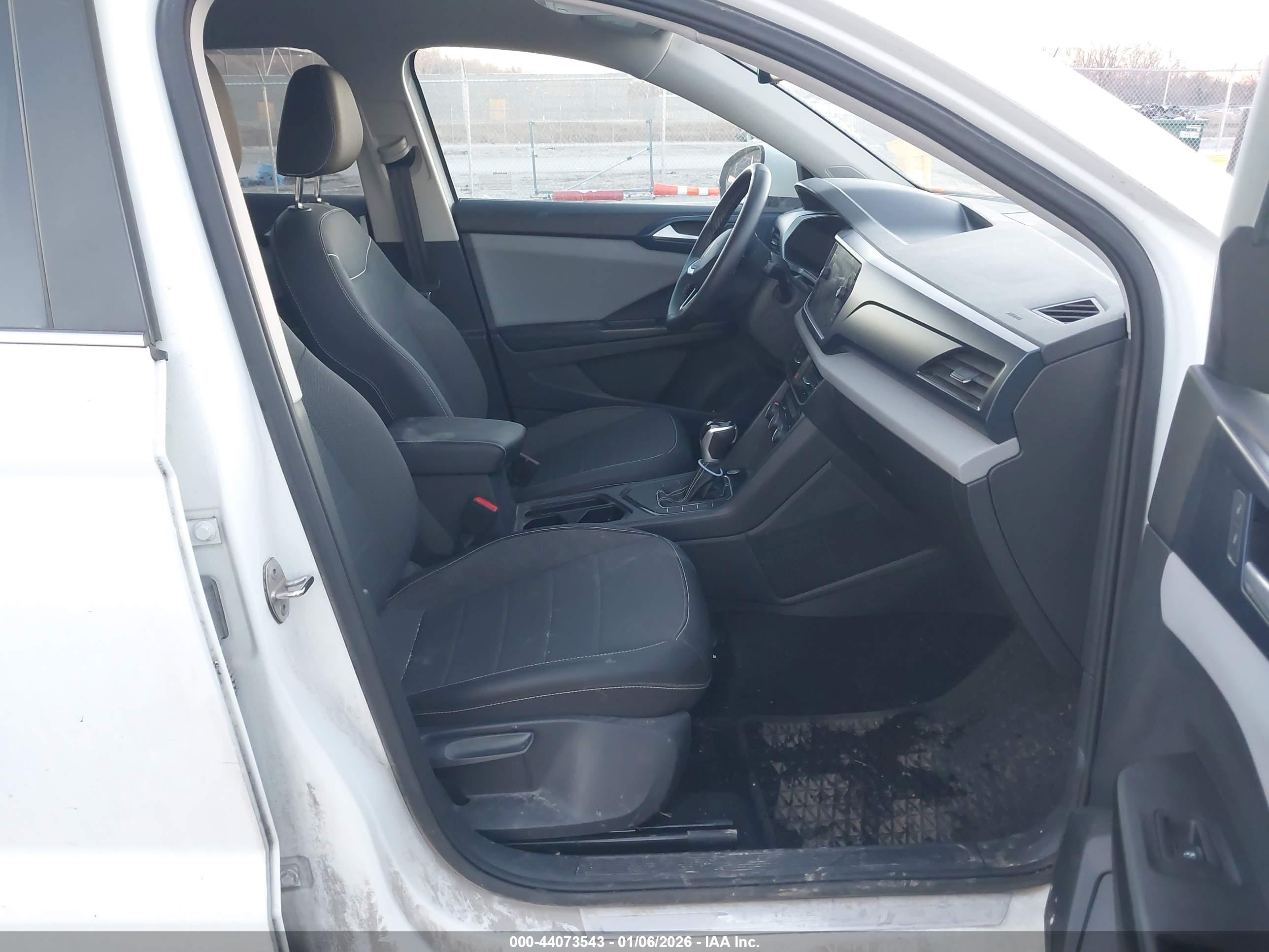 VOLKSWAGEN TAOS image 5