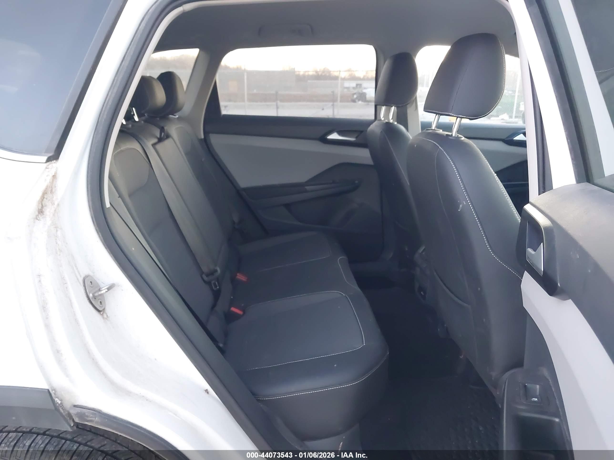 VOLKSWAGEN TAOS image 8