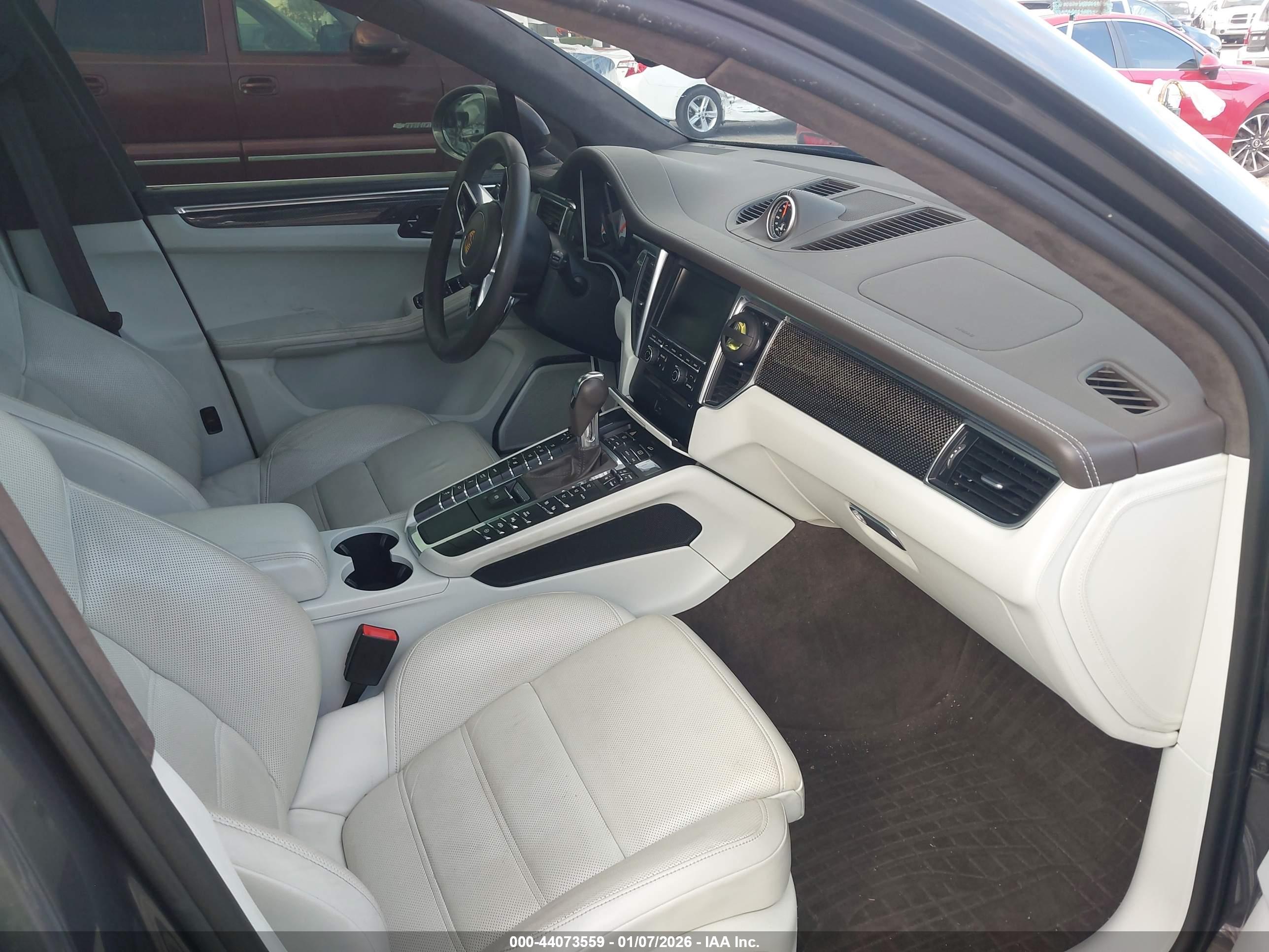 PORSCHE MACAN image 5