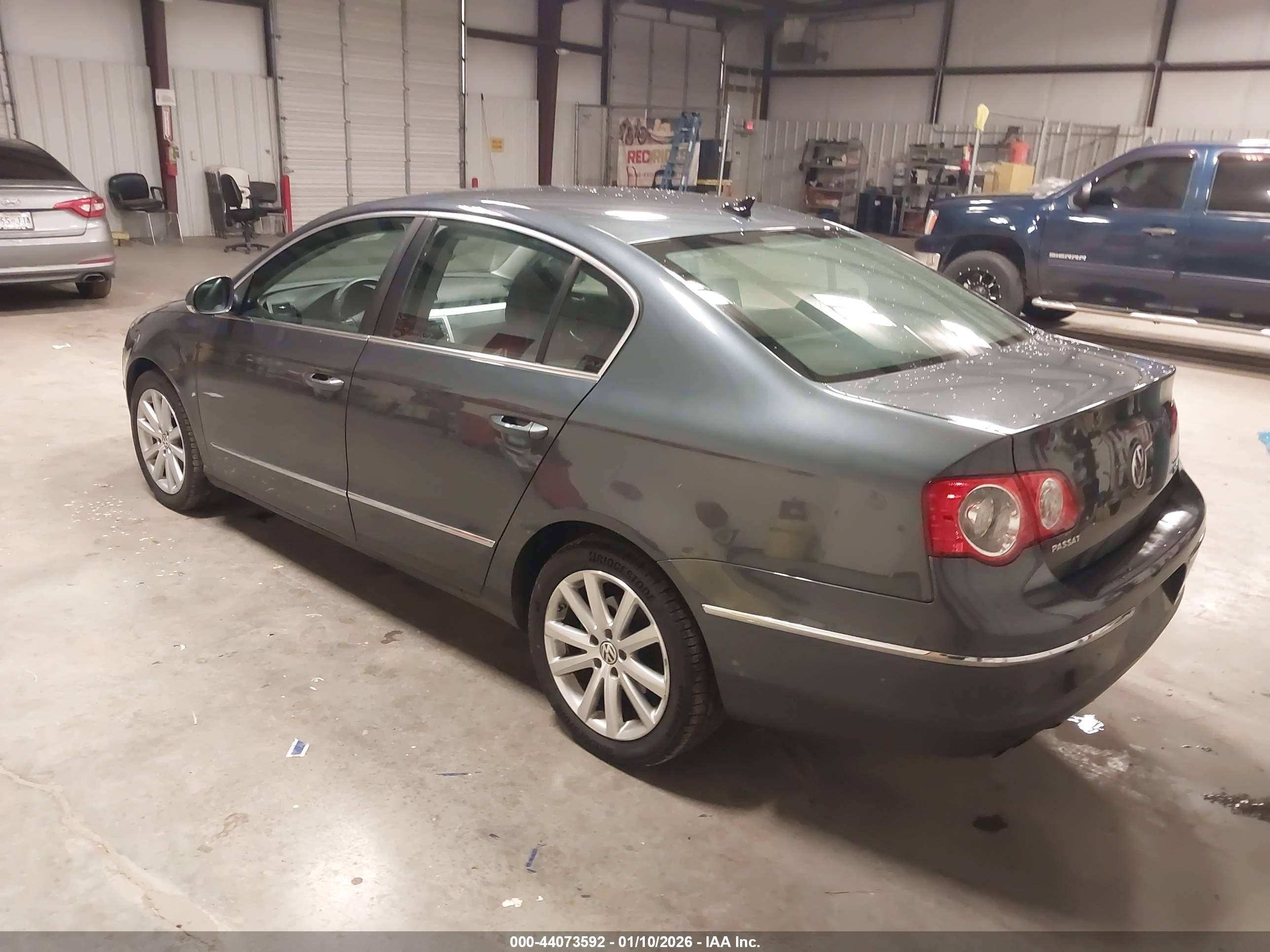 VOLKSWAGEN PASSAT image 3