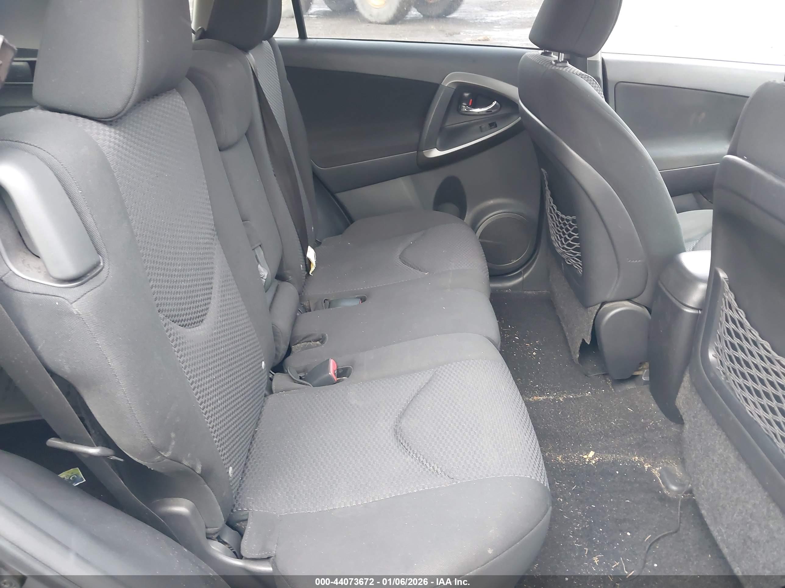 TOYOTA RAV4 image 8