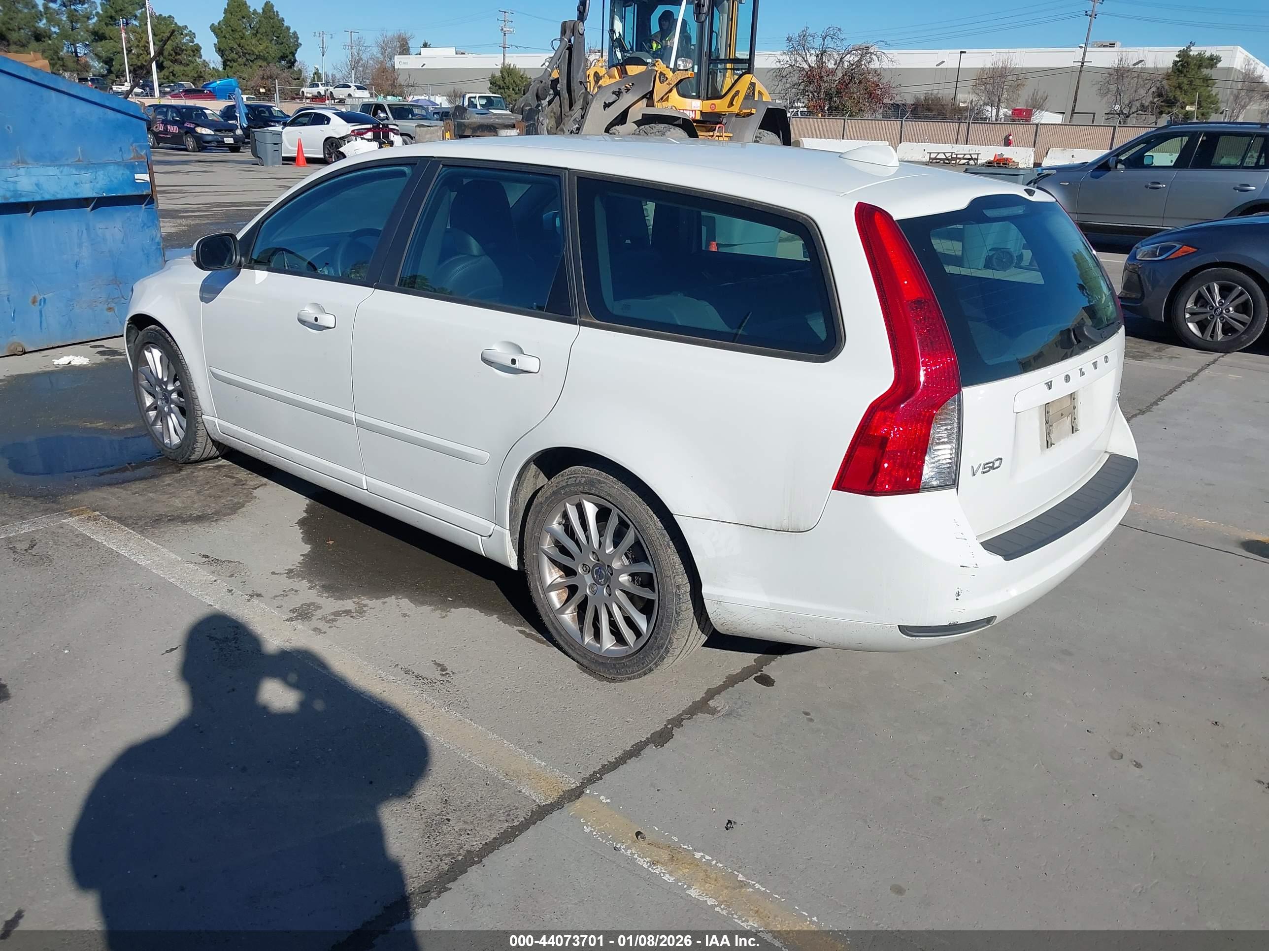 VOLVO V50 image 3