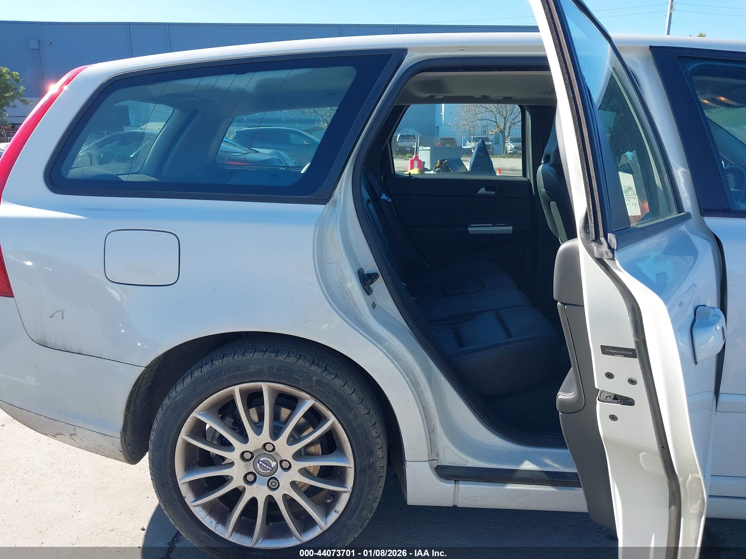 VOLVO V50 image 8