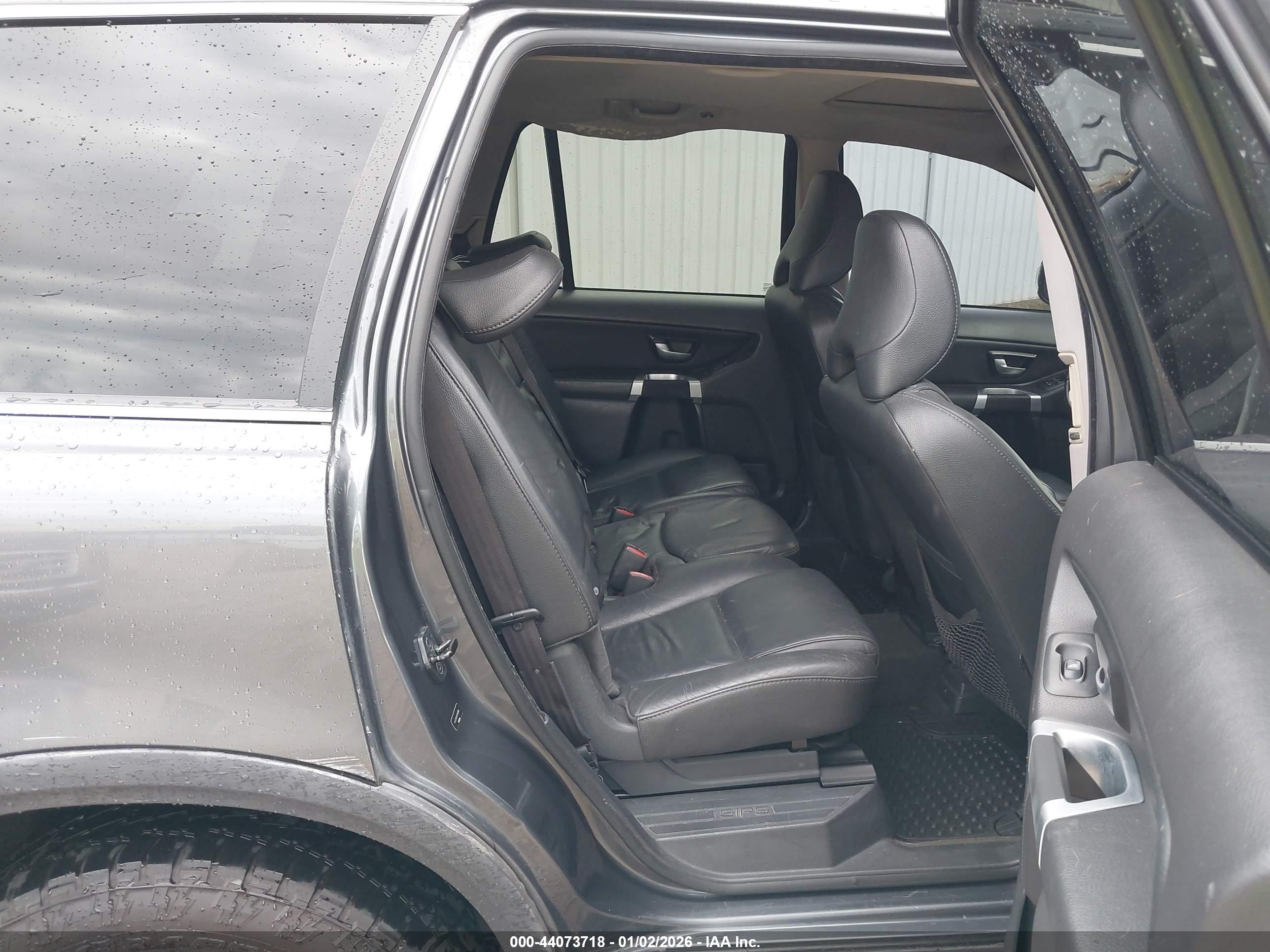 VOLVO XC90 image 8