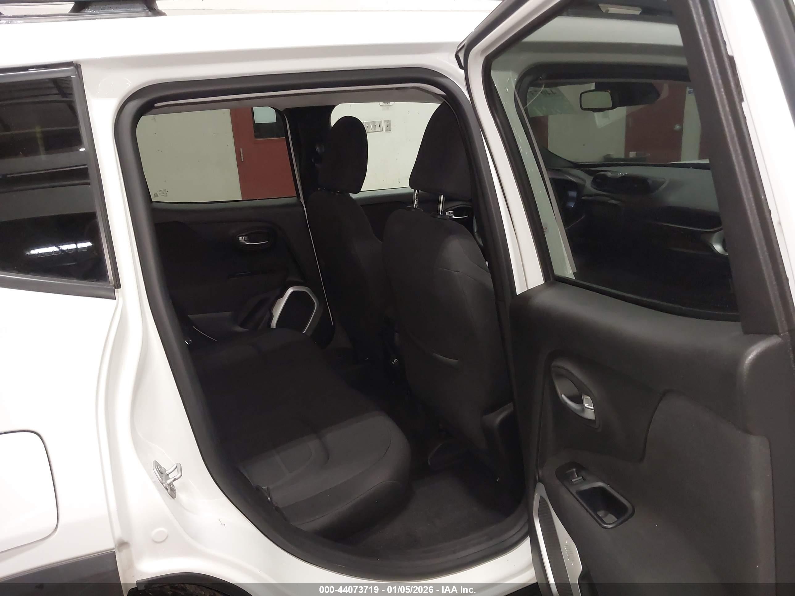 JEEP RENEGADE image 8