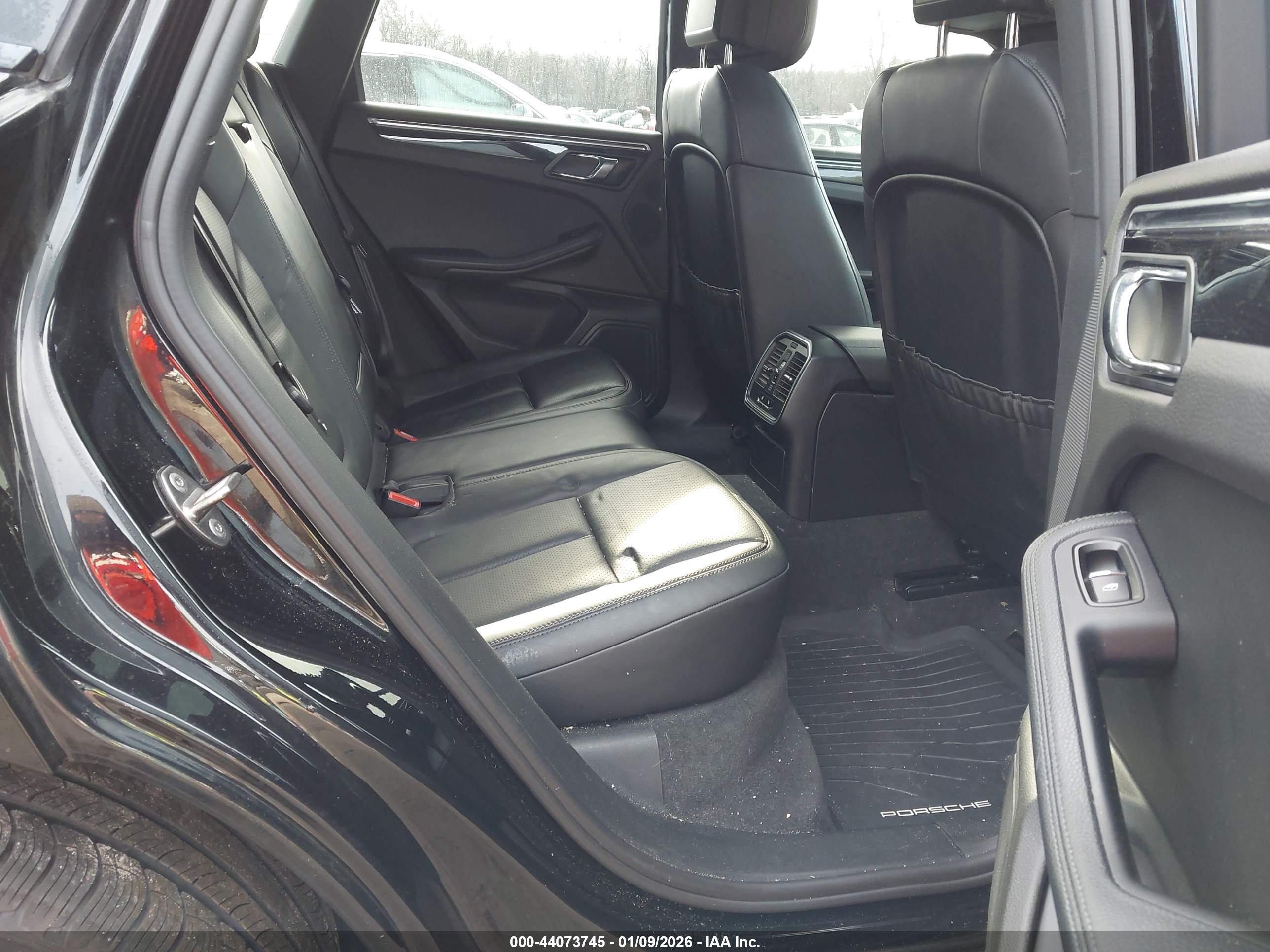 PORSCHE MACAN image 8