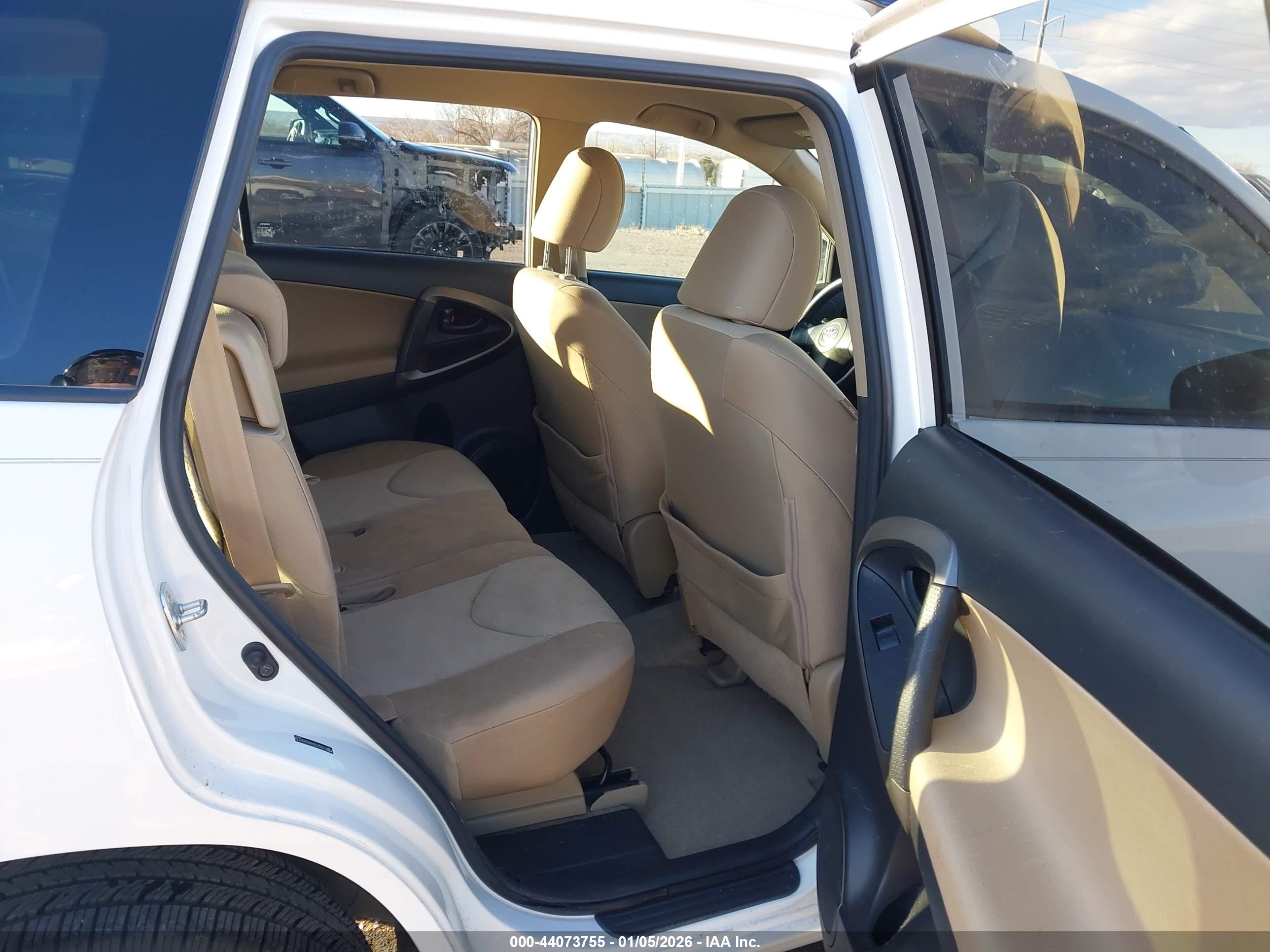 TOYOTA RAV4 image 8