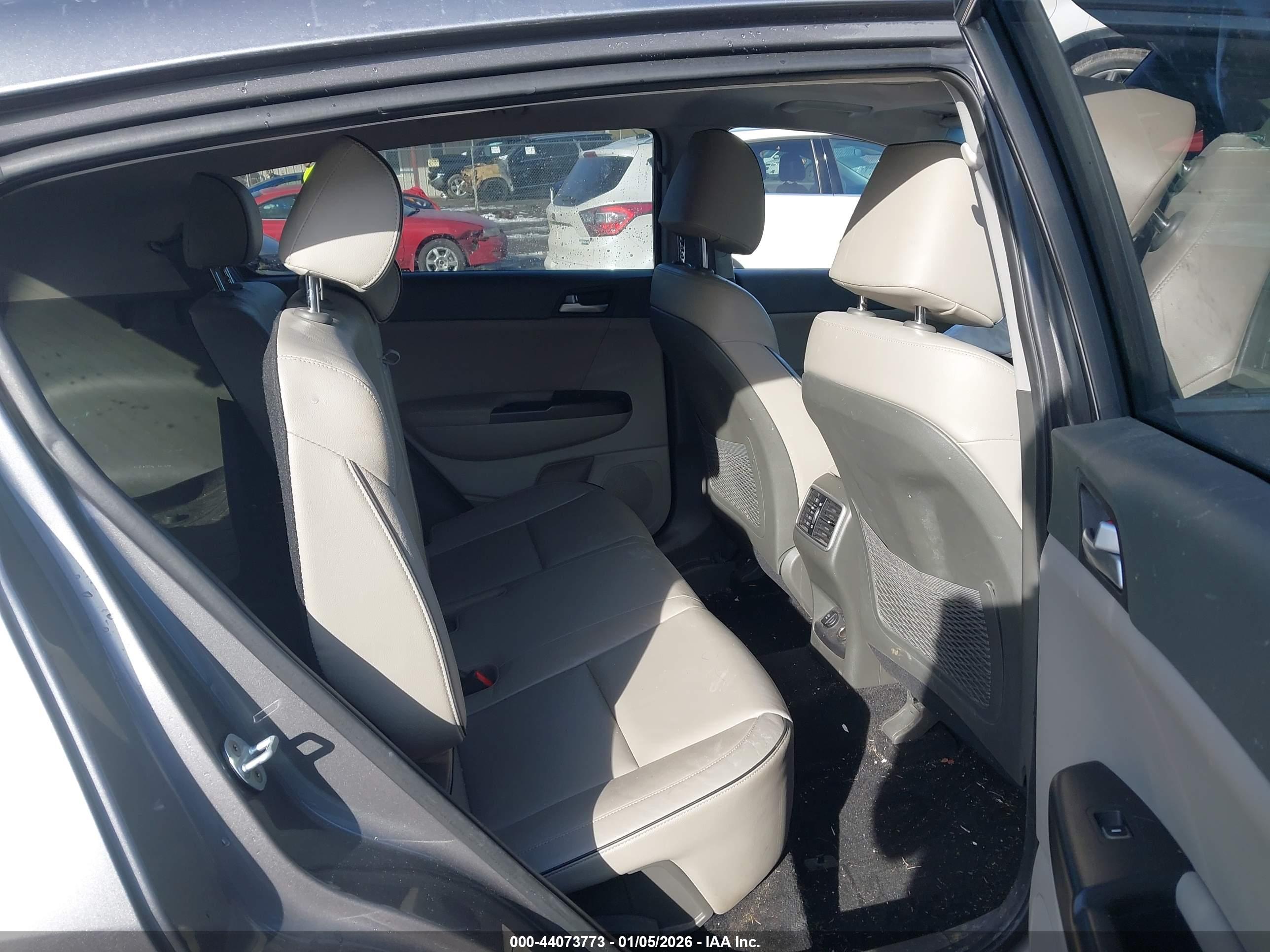 KIA SPORTAGE image 8