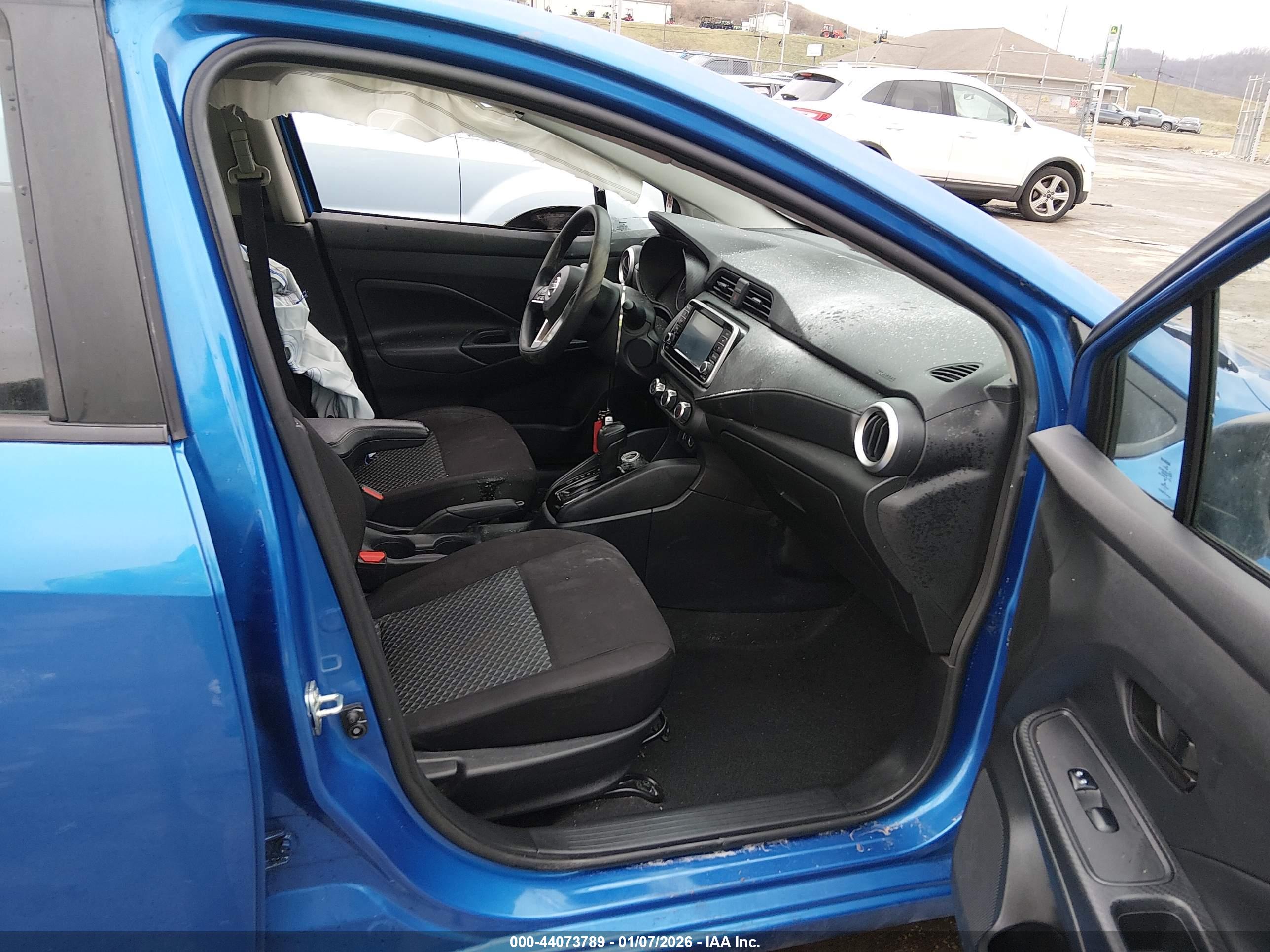 NISSAN VERSA image 5