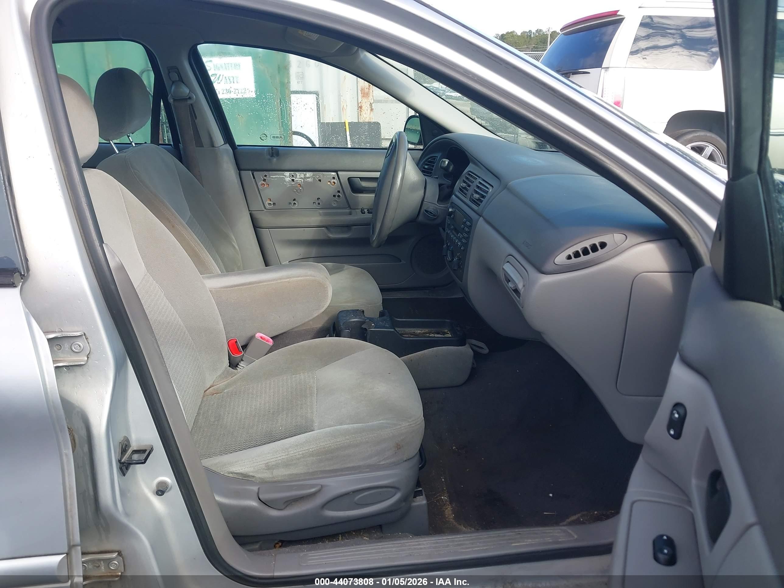 FORD TAURUS image 5