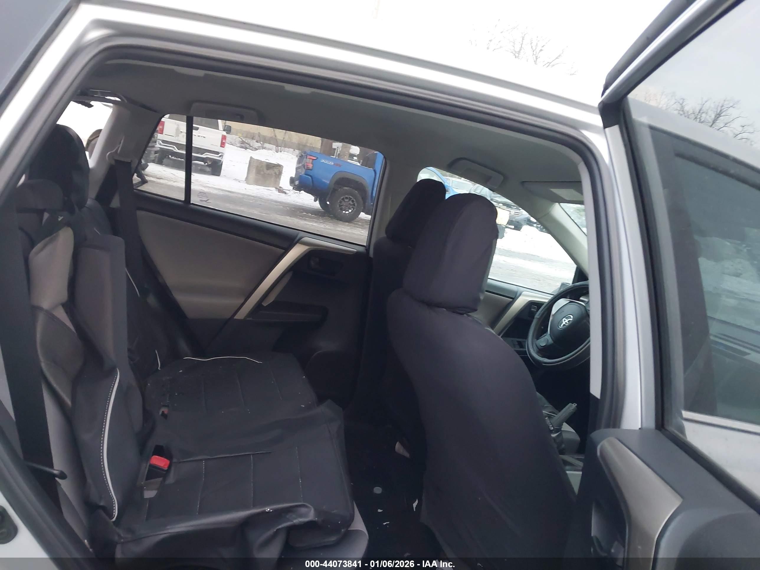 TOYOTA RAV4 image 8