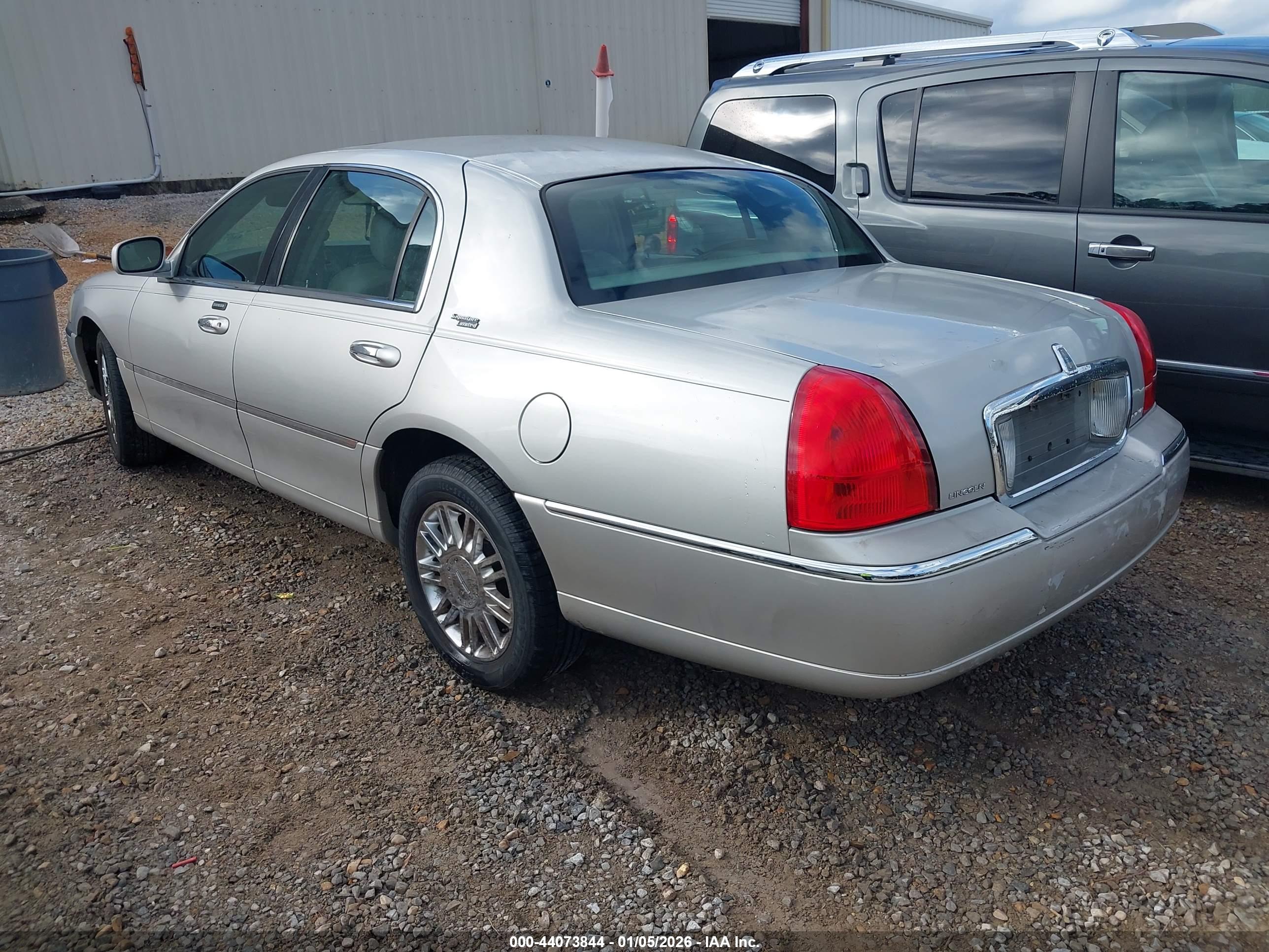 LINCOLN TOWN image 3
