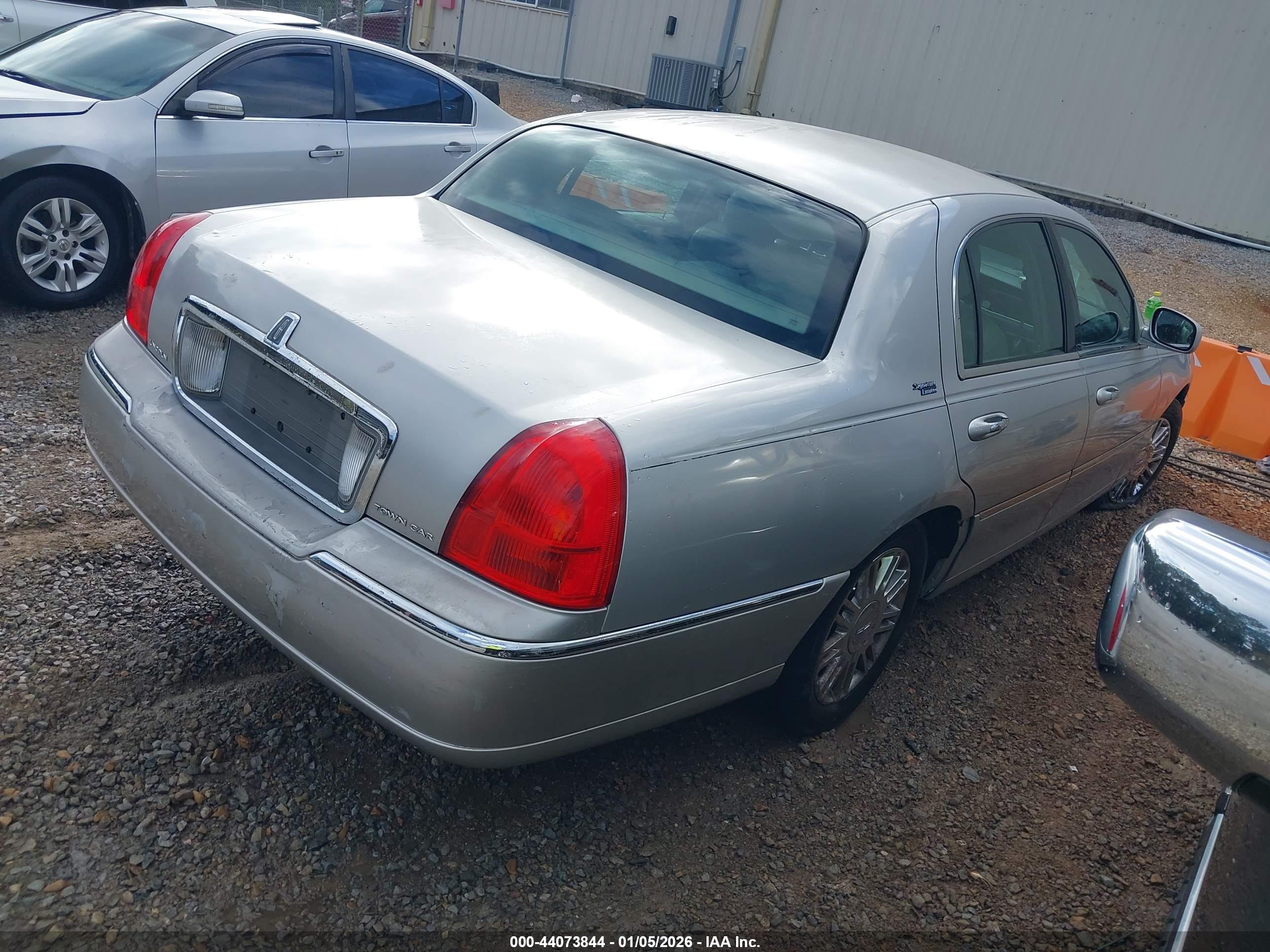 LINCOLN TOWN image 4