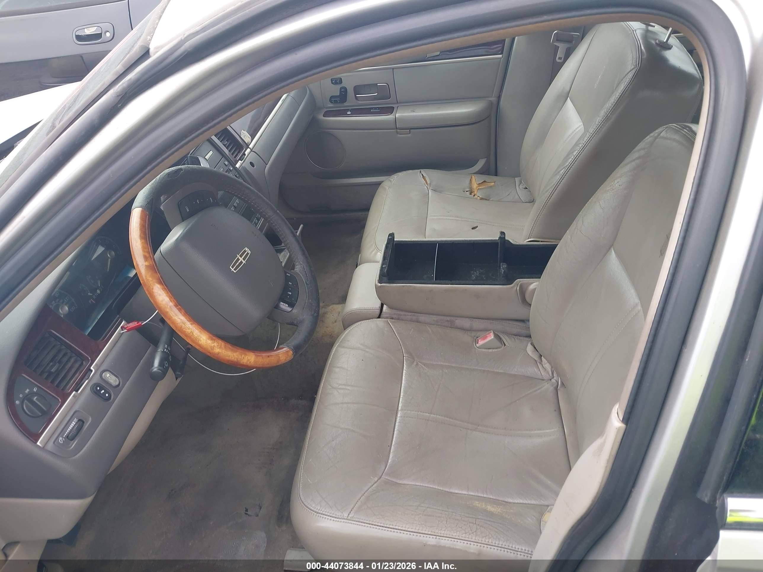 LINCOLN TOWN image 5